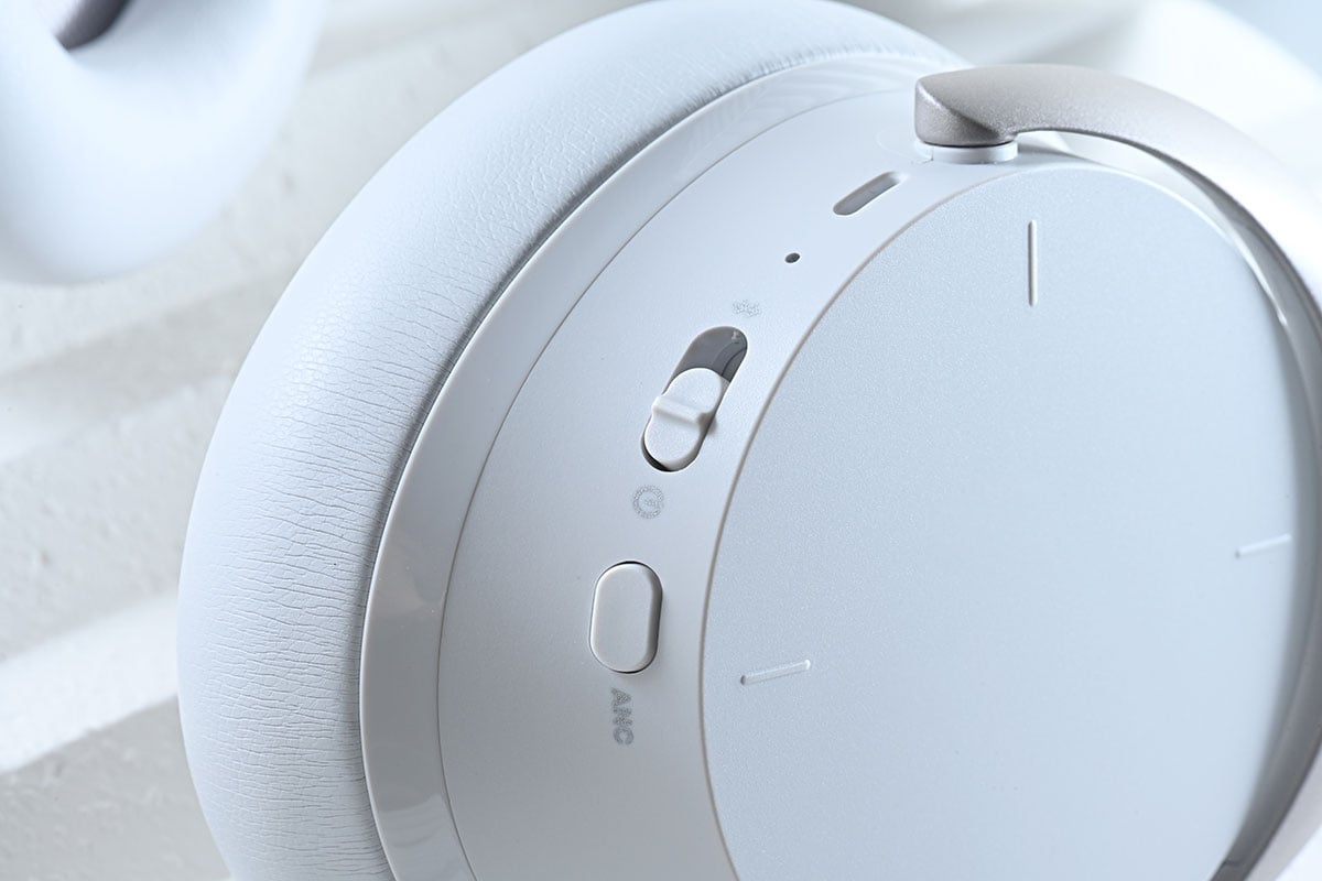 之前和大家測試過 Beyerdynamic 推出的 100 周年紀念作 AVENTHO 300 頭戴式耳機，功能豐富之外，音質也相當出色。而今次借到手測試、最新推出的 AVENTHO 200 則可算是前者的兄弟機款，少了部分 AVENTHO 300 的功能，換來更實惠的價錢，繼續配備 ANC 主動式降噪、長續航和 aptX Lossless 無損藍牙編碼，究竟能否保持到同樣出色的音效？