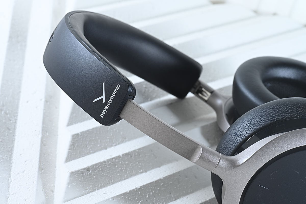 之前和大家測試過 Beyerdynamic 推出的 100 周年紀念作 AVENTHO 300 頭戴式耳機，功能豐富之外，音質也相當出色。而今次借到手測試、最新推出的 AVENTHO 200 則可算是前者的兄弟機款，少了部分 AVENTHO 300 的功能，換來更實惠的價錢，繼續配備 ANC 主動式降噪、長續航和 aptX Lossless 無損藍牙編碼，究竟能否保持到同樣出色的音效？