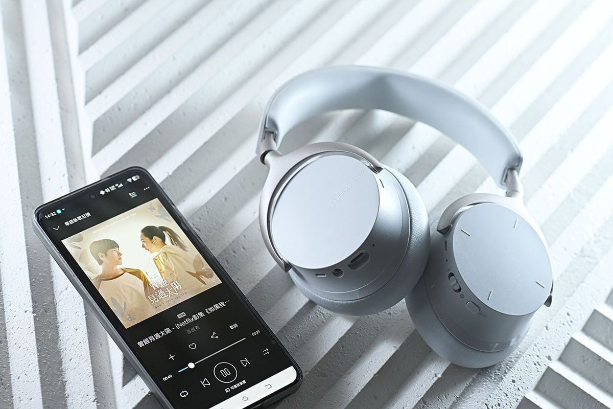 之前和大家測試過 Beyerdynamic 推出的 100 周年紀念作 AVENTHO 300 頭戴式耳機，功能豐富之外，音質也相當出色。而今次借到手測試、最新推出的 AVENTHO 200 則可算是前者的兄弟機款，少了部分 AVENTHO 300 的功能，換來更實惠的價錢，繼續配備 ANC 主動式降噪、長續航和 aptX Lossless 無損藍牙編碼，究竟能否保持到同樣出色的音效？