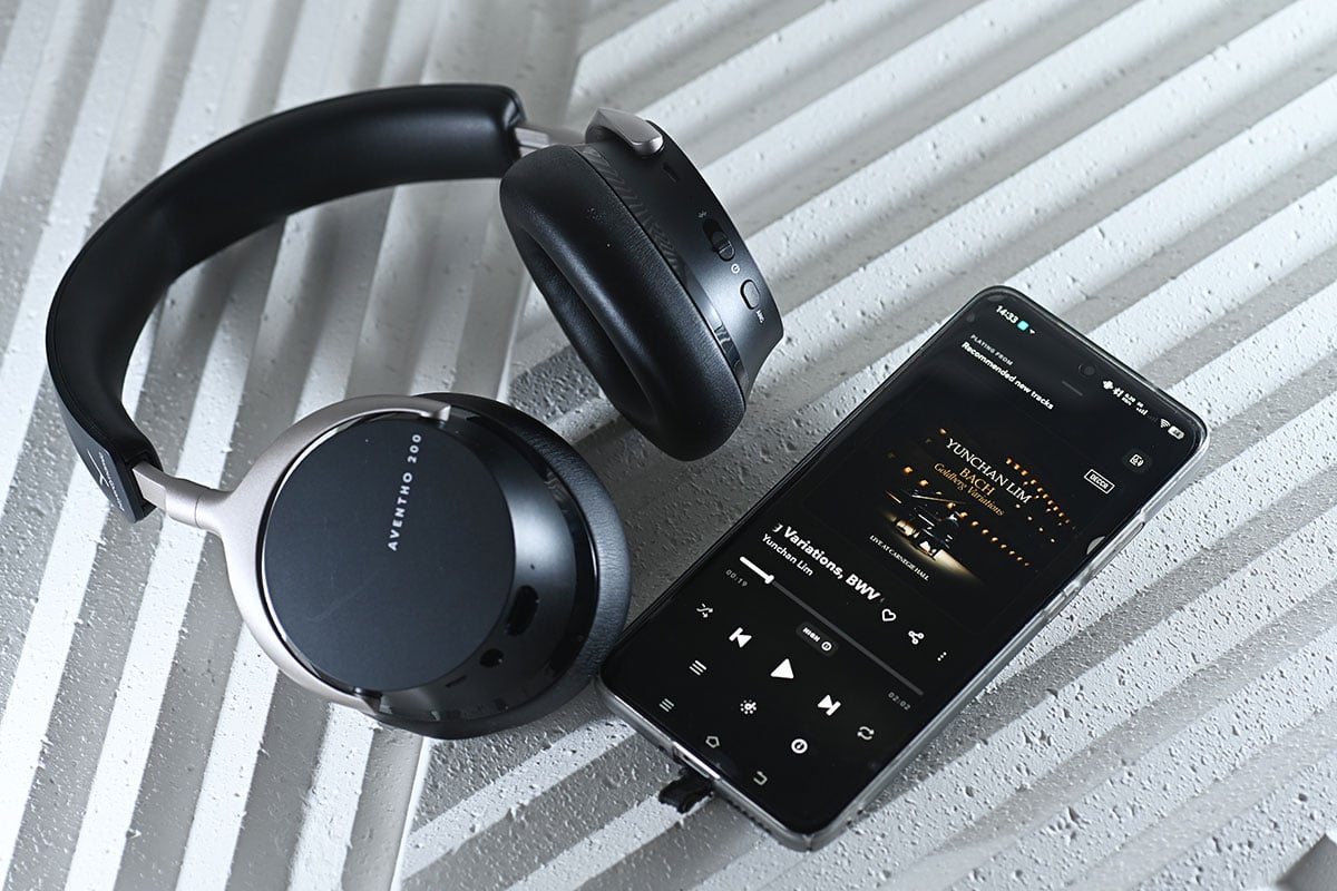 之前和大家測試過 Beyerdynamic 推出的 100 周年紀念作 AVENTHO 300 頭戴式耳機，功能豐富之外，音質也相當出色。而今次借到手測試、最新推出的 AVENTHO 200 則可算是前者的兄弟機款，少了部分 AVENTHO 300 的功能，換來更實惠的價錢，繼續配備 ANC 主動式降噪、長續航和 aptX Lossless 無損藍牙編碼，究竟能否保持到同樣出色的音效？