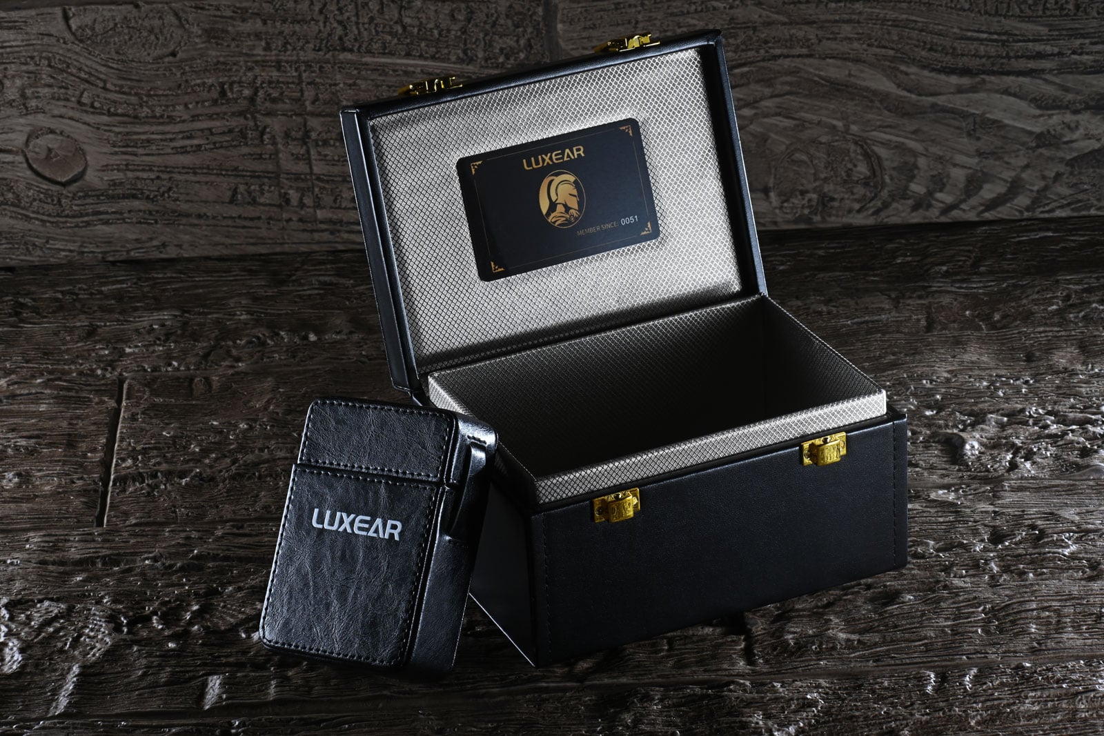 作為新晉耳機品牌,LUXEAR 這個名字本身就帶著明確的寓意——奢華的聽覺盛宴。品牌創辦人 Thomas 曾任職頂級奢華腕錶品牌設計主管,卻對音響世界長期只談規格、不談情感感到失望。他相信,聲音理應像手工雕刻的錶盤一樣,值得被尊重與珍藏。這個念頭,開啟了長達三年的探索旅程,也催生了 LUXEAR 的誕生。
VALOR,正是品牌成立後推出的第一款作品,而且一出手便是旗艦定位。從設計理念、工藝到聲音表現,VALOR 都明顯不打算走「性價比」路線,而是以「可傳承的藝術品」為目標,讓高階入耳式耳機更能反映其應有的價值。