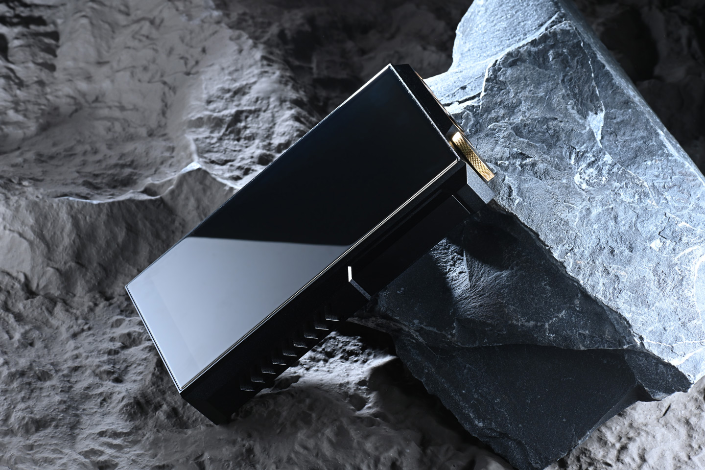 FiiO M27 終於在 2025 年尾正式登場，距離上一代 M17 已經相隔四年。這次的 M27 不只是簡單升級，而是硬件與功能的全面躍進，帶來耳目一新的感覺。它不再只是便攜播放器，更像一艘「超級戰艦」，將桌面級音質和便攜性結合，吸引對音質有更高要求的發燒友。若你已經覺得手上的播放器難以滿足需求，M27 很可能是值得入手的下一部機！