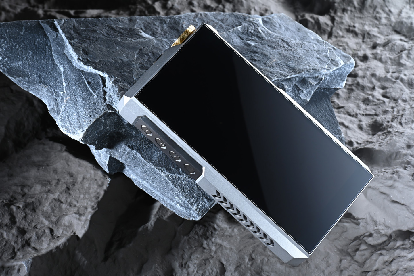 FiiO M27 終於在 2025 年尾正式登場，距離上一代 M17 已經相隔四年。這次的 M27 不只是簡單升級，而是硬件與功能的全面躍進，帶來耳目一新的感覺。它不再只是便攜播放器，更像一艘「超級戰艦」，將桌面級音質和便攜性結合，吸引對音質有更高要求的發燒友。若你已經覺得手上的播放器難以滿足需求，M27 很可能是值得入手的下一部機！