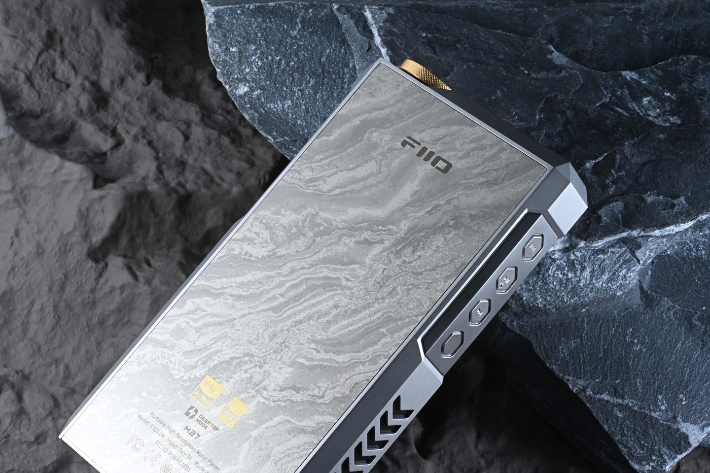 FiiO M27 終於在 2025 年尾正式登場，距離上一代 M17 已經相隔四年。這次的 M27 不只是簡單升級，而是硬件與功能的全面躍進，帶來耳目一新的感覺。它不再只是便攜播放器，更像一艘「超級戰艦」，將桌面級音質和便攜性結合，吸引對音質有更高要求的發燒友。若你已經覺得手上的播放器難以滿足需求，M27 很可能是值得入手的下一部機！