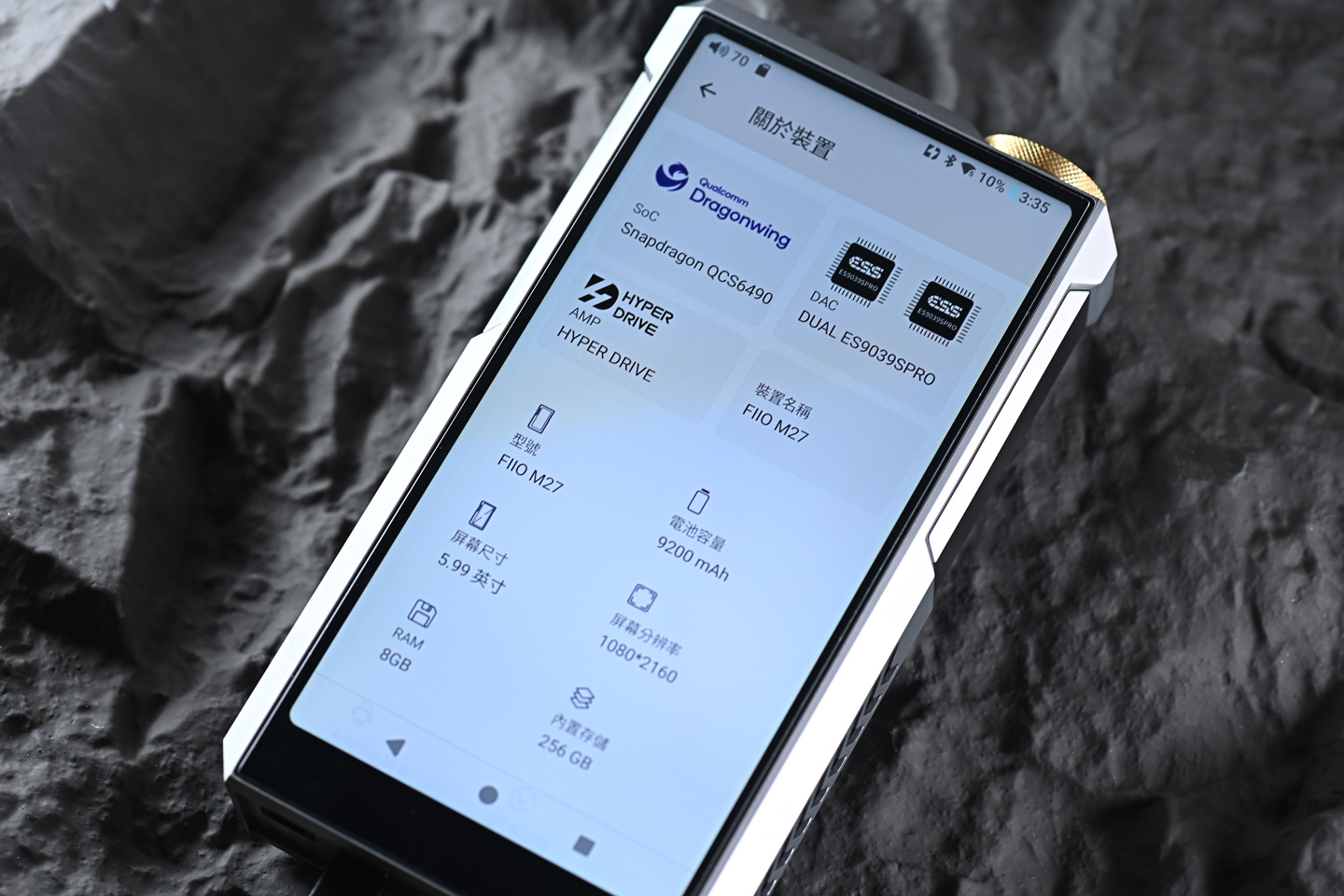 FiiO M27 終於在 2025 年尾正式登場，距離上一代 M17 已經相隔四年。這次的 M27 不只是簡單升級，而是硬件與功能的全面躍進，帶來耳目一新的感覺。它不再只是便攜播放器，更像一艘「超級戰艦」，將桌面級音質和便攜性結合，吸引對音質有更高要求的發燒友。若你已經覺得手上的播放器難以滿足需求，M27 很可能是值得入手的下一部機！