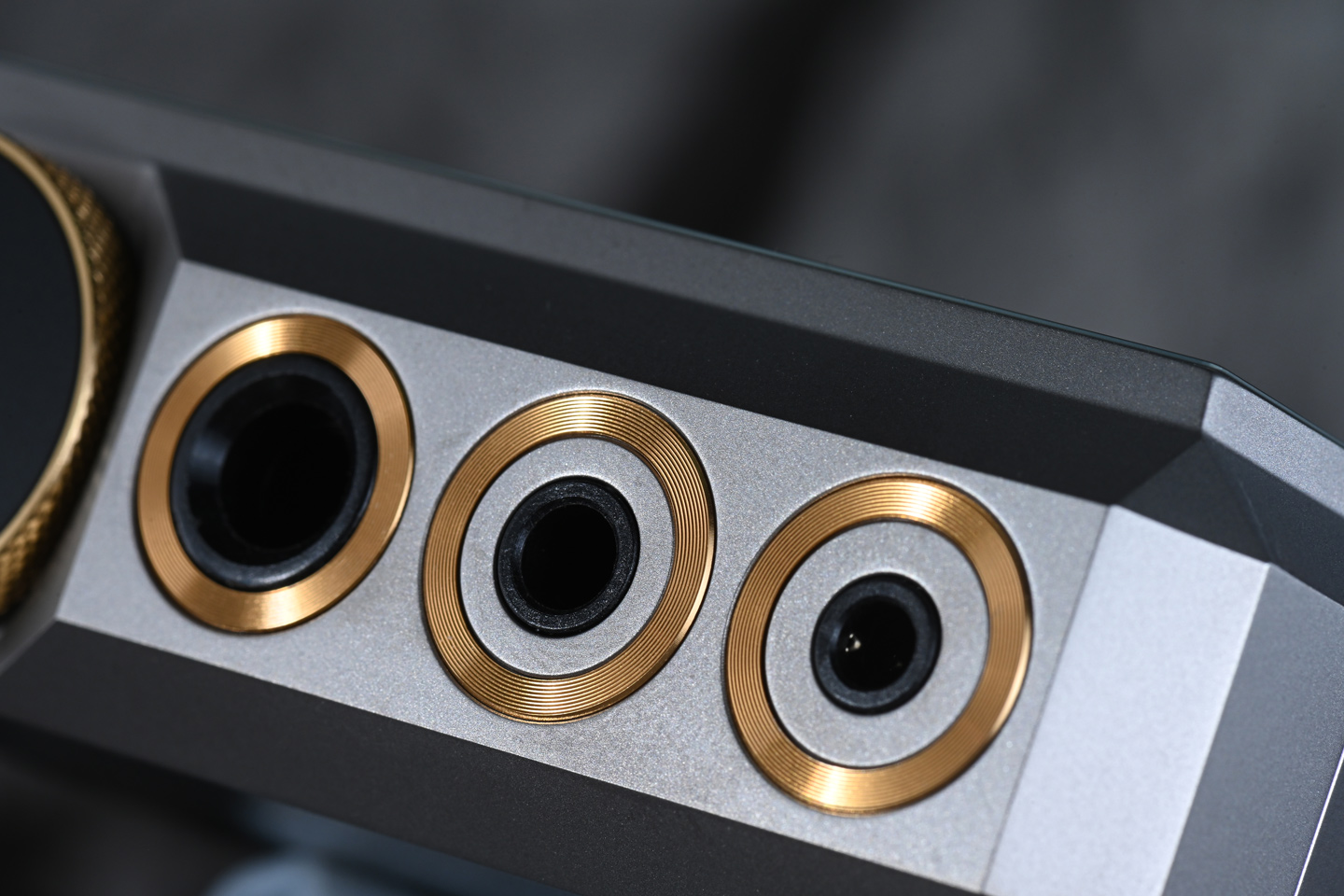FiiO M27 終於在 2025 年尾正式登場，距離上一代 M17 已經相隔四年。這次的 M27 不只是簡單升級，而是硬件與功能的全面躍進，帶來耳目一新的感覺。它不再只是便攜播放器，更像一艘「超級戰艦」，將桌面級音質和便攜性結合，吸引對音質有更高要求的發燒友。若你已經覺得手上的播放器難以滿足需求，M27 很可能是值得入手的下一部機！