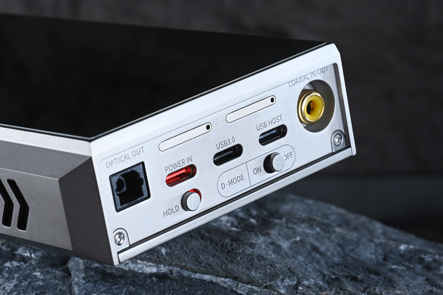 FiiO M27 終於在 2025 年尾正式登場，距離上一代 M17 已經相隔四年。這次的 M27 不只是簡單升級，而是硬件與功能的全面躍進，帶來耳目一新的感覺。它不再只是便攜播放器，更像一艘「超級戰艦」，將桌面級音質和便攜性結合，吸引對音質有更高要求的發燒友。若你已經覺得手上的播放器難以滿足需求，M27 很可能是值得入手的下一部機！