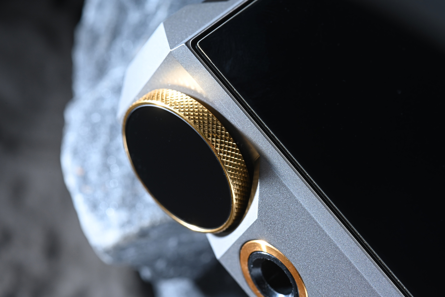 FiiO M27 終於在 2025 年尾正式登場，距離上一代 M17 已經相隔四年。這次的 M27 不只是簡單升級，而是硬件與功能的全面躍進，帶來耳目一新的感覺。它不再只是便攜播放器，更像一艘「超級戰艦」，將桌面級音質和便攜性結合，吸引對音質有更高要求的發燒友。若你已經覺得手上的播放器難以滿足需求，M27 很可能是值得入手的下一部機！