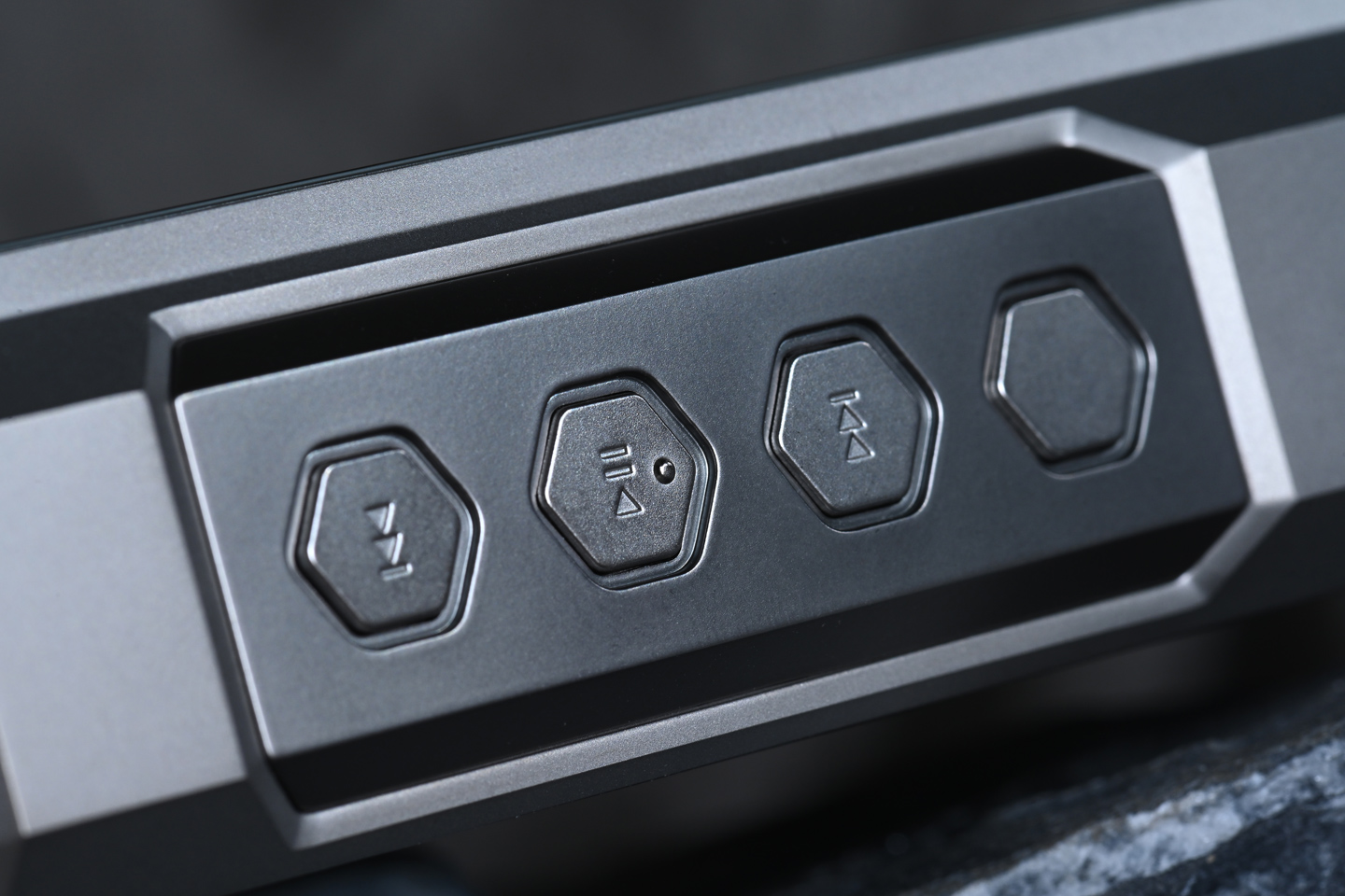 FiiO M27 終於在 2025 年尾正式登場，距離上一代 M17 已經相隔四年。這次的 M27 不只是簡單升級，而是硬件與功能的全面躍進，帶來耳目一新的感覺。它不再只是便攜播放器，更像一艘「超級戰艦」，將桌面級音質和便攜性結合，吸引對音質有更高要求的發燒友。若你已經覺得手上的播放器難以滿足需求，M27 很可能是值得入手的下一部機！