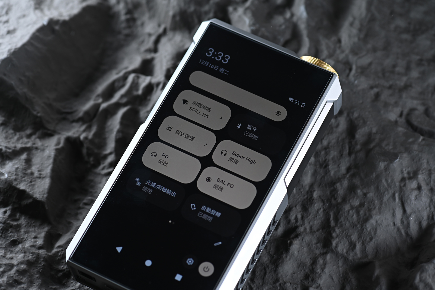 FiiO M27 終於在 2025 年尾正式登場，距離上一代 M17 已經相隔四年。這次的 M27 不只是簡單升級，而是硬件與功能的全面躍進，帶來耳目一新的感覺。它不再只是便攜播放器，更像一艘「超級戰艦」，將桌面級音質和便攜性結合，吸引對音質有更高要求的發燒友。若你已經覺得手上的播放器難以滿足需求，M27 很可能是值得入手的下一部機！