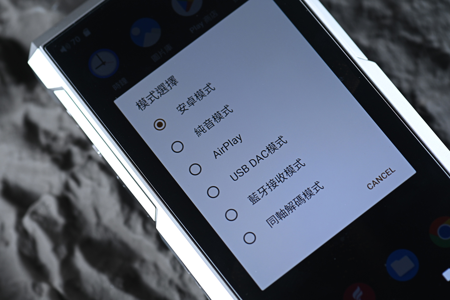 FiiO M27 終於在 2025 年尾正式登場，距離上一代 M17 已經相隔四年。這次的 M27 不只是簡單升級，而是硬件與功能的全面躍進，帶來耳目一新的感覺。它不再只是便攜播放器，更像一艘「超級戰艦」，將桌面級音質和便攜性結合，吸引對音質有更高要求的發燒友。若你已經覺得手上的播放器難以滿足需求，M27 很可能是值得入手的下一部機！