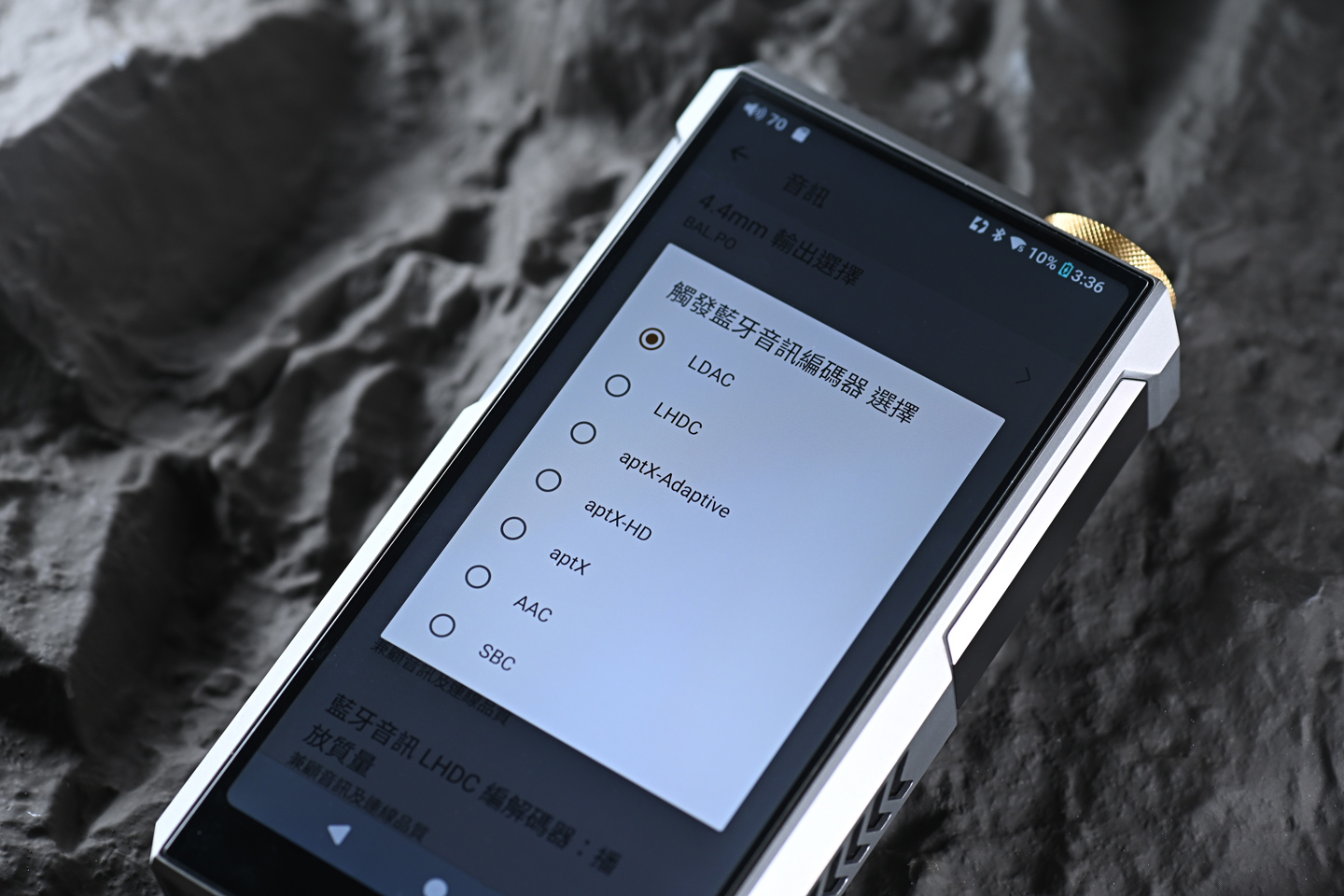 FiiO M27 終於在 2025 年尾正式登場，距離上一代 M17 已經相隔四年。這次的 M27 不只是簡單升級，而是硬件與功能的全面躍進，帶來耳目一新的感覺。它不再只是便攜播放器，更像一艘「超級戰艦」，將桌面級音質和便攜性結合，吸引對音質有更高要求的發燒友。若你已經覺得手上的播放器難以滿足需求，M27 很可能是值得入手的下一部機！