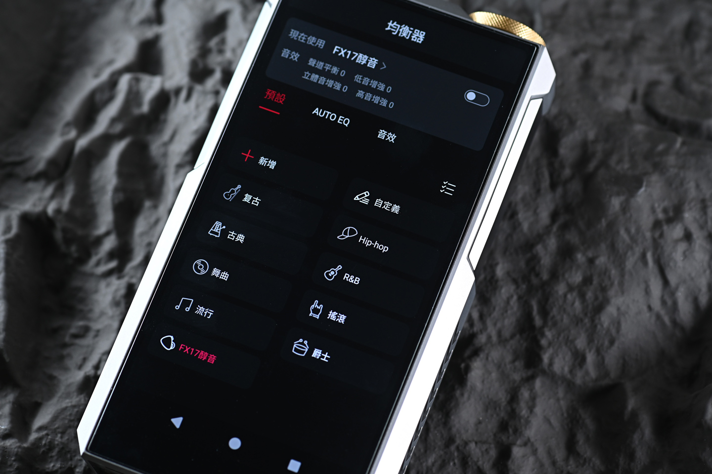 FiiO M27 終於在 2025 年尾正式登場，距離上一代 M17 已經相隔四年。這次的 M27 不只是簡單升級，而是硬件與功能的全面躍進，帶來耳目一新的感覺。它不再只是便攜播放器，更像一艘「超級戰艦」，將桌面級音質和便攜性結合，吸引對音質有更高要求的發燒友。若你已經覺得手上的播放器難以滿足需求，M27 很可能是值得入手的下一部機！