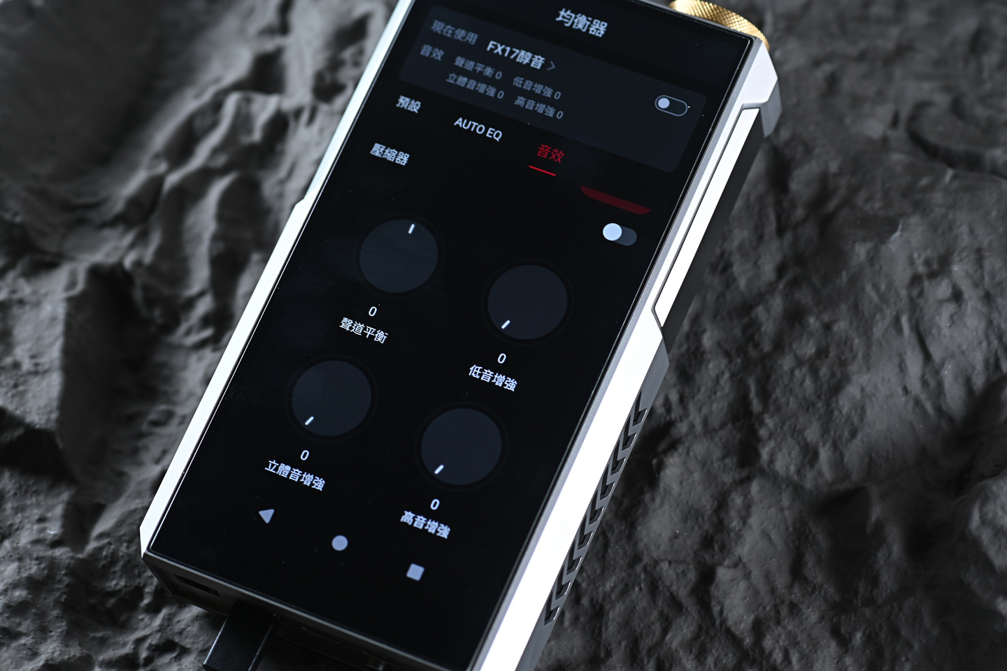 FiiO M27 終於在 2025 年尾正式登場，距離上一代 M17 已經相隔四年。這次的 M27 不只是簡單升級，而是硬件與功能的全面躍進，帶來耳目一新的感覺。它不再只是便攜播放器，更像一艘「超級戰艦」，將桌面級音質和便攜性結合，吸引對音質有更高要求的發燒友。若你已經覺得手上的播放器難以滿足需求，M27 很可能是值得入手的下一部機！