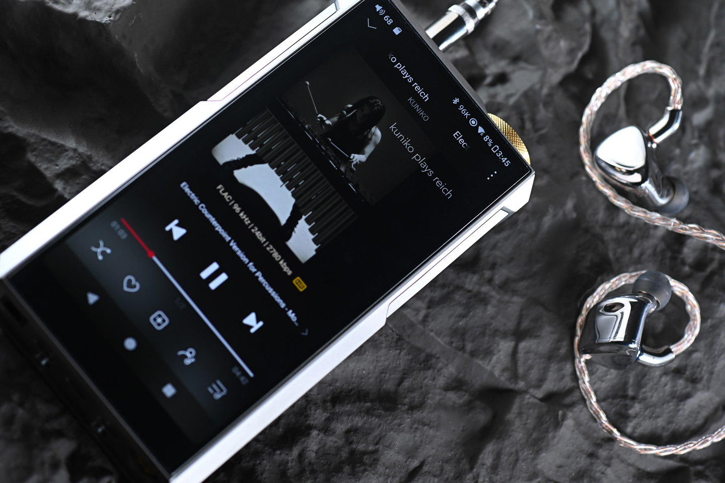 FiiO M27 終於在 2025 年尾正式登場，距離上一代 M17 已經相隔四年。這次的 M27 不只是簡單升級，而是硬件與功能的全面躍進，帶來耳目一新的感覺。它不再只是便攜播放器，更像一艘「超級戰艦」，將桌面級音質和便攜性結合，吸引對音質有更高要求的發燒友。若你已經覺得手上的播放器難以滿足需求，M27 很可能是值得入手的下一部機！