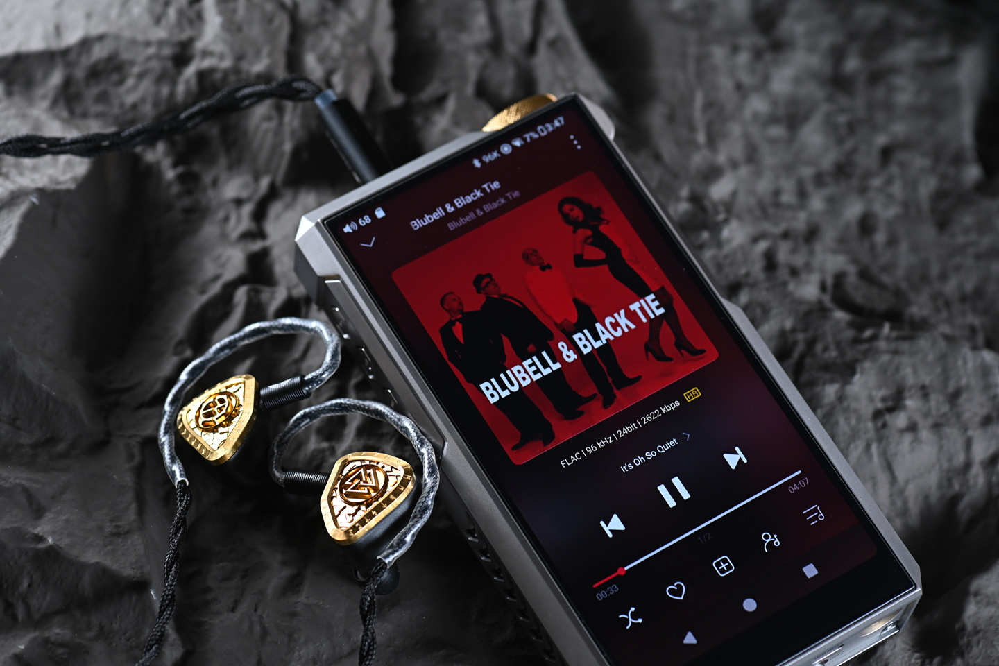 FiiO M27 終於在 2025 年尾正式登場，距離上一代 M17 已經相隔四年。這次的 M27 不只是簡單升級，而是硬件與功能的全面躍進，帶來耳目一新的感覺。它不再只是便攜播放器，更像一艘「超級戰艦」，將桌面級音質和便攜性結合，吸引對音質有更高要求的發燒友。若你已經覺得手上的播放器難以滿足需求，M27 很可能是值得入手的下一部機！