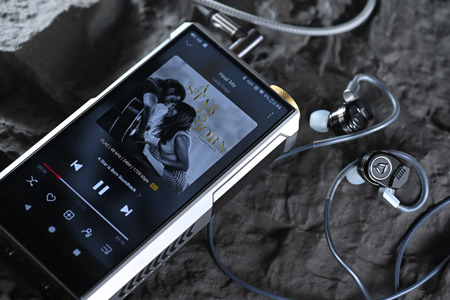 FiiO M27 終於在 2025 年尾正式登場，距離上一代 M17 已經相隔四年。這次的 M27 不只是簡單升級，而是硬件與功能的全面躍進，帶來耳目一新的感覺。它不再只是便攜播放器，更像一艘「超級戰艦」，將桌面級音質和便攜性結合，吸引對音質有更高要求的發燒友。若你已經覺得手上的播放器難以滿足需求，M27 很可能是值得入手的下一部機！
