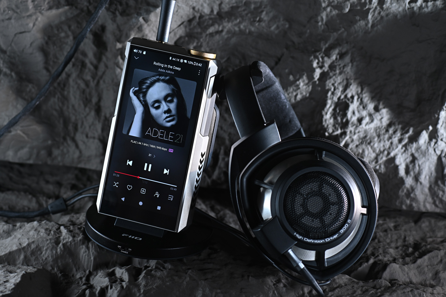 FiiO M27 終於在 2025 年尾正式登場，距離上一代 M17 已經相隔四年。這次的 M27 不只是簡單升級，而是硬件與功能的全面躍進，帶來耳目一新的感覺。它不再只是便攜播放器，更像一艘「超級戰艦」，將桌面級音質和便攜性結合，吸引對音質有更高要求的發燒友。若你已經覺得手上的播放器難以滿足需求，M27 很可能是值得入手的下一部機！