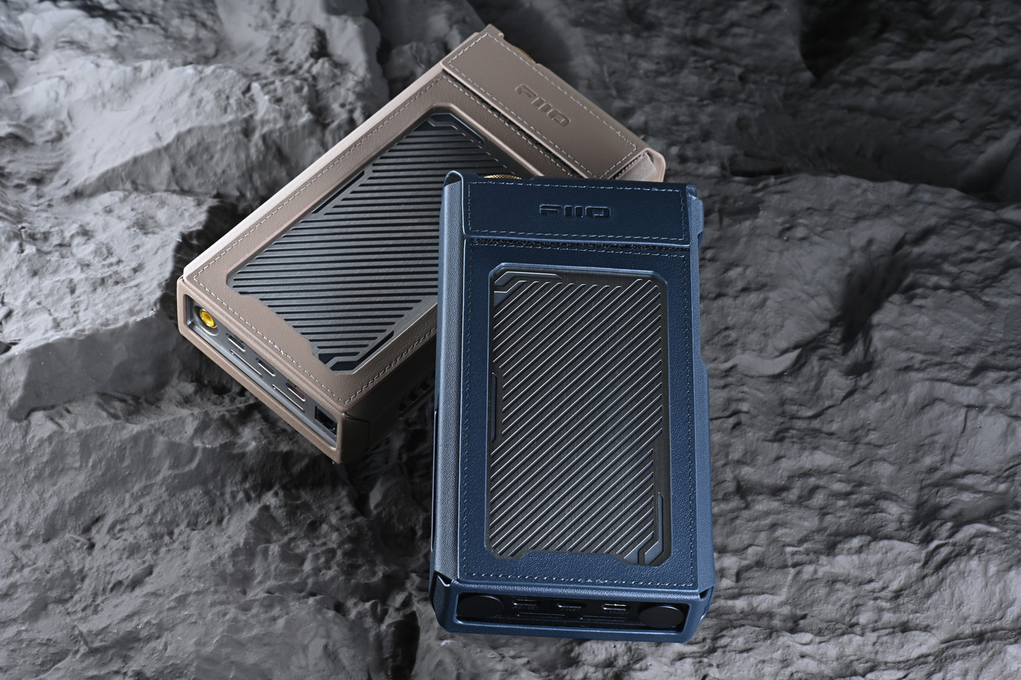 FiiO M27 終於在 2025 年尾正式登場，距離上一代 M17 已經相隔四年。這次的 M27 不只是簡單升級，而是硬件與功能的全面躍進，帶來耳目一新的感覺。它不再只是便攜播放器，更像一艘「超級戰艦」，將桌面級音質和便攜性結合，吸引對音質有更高要求的發燒友。若你已經覺得手上的播放器難以滿足需求，M27 很可能是值得入手的下一部機！
