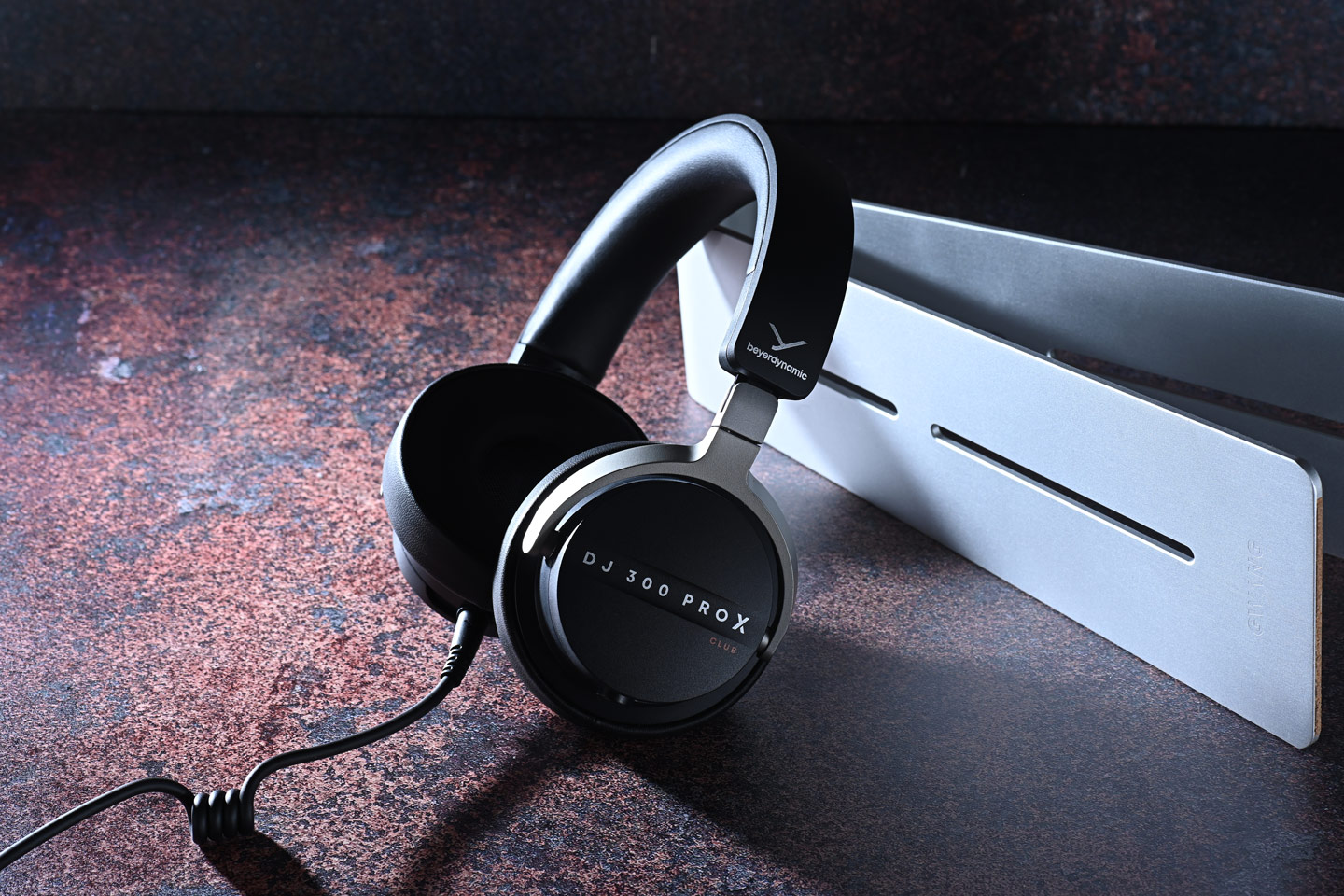 Beyerdynamic 多年來一直是音響愛好者和專業人士心中的經典品牌，2025 年底品牌帶來了 DJ 300 Pro X 及其更具個性化的 Pro X Club 版本，標誌著品牌重返 DJ 耳機領域。耳機不僅延續德國嚴謹的工藝傳統，更加入了靈活多變的佩戴設計，務求為 DJ 朋友帶來更貼合需求的專業裝備。