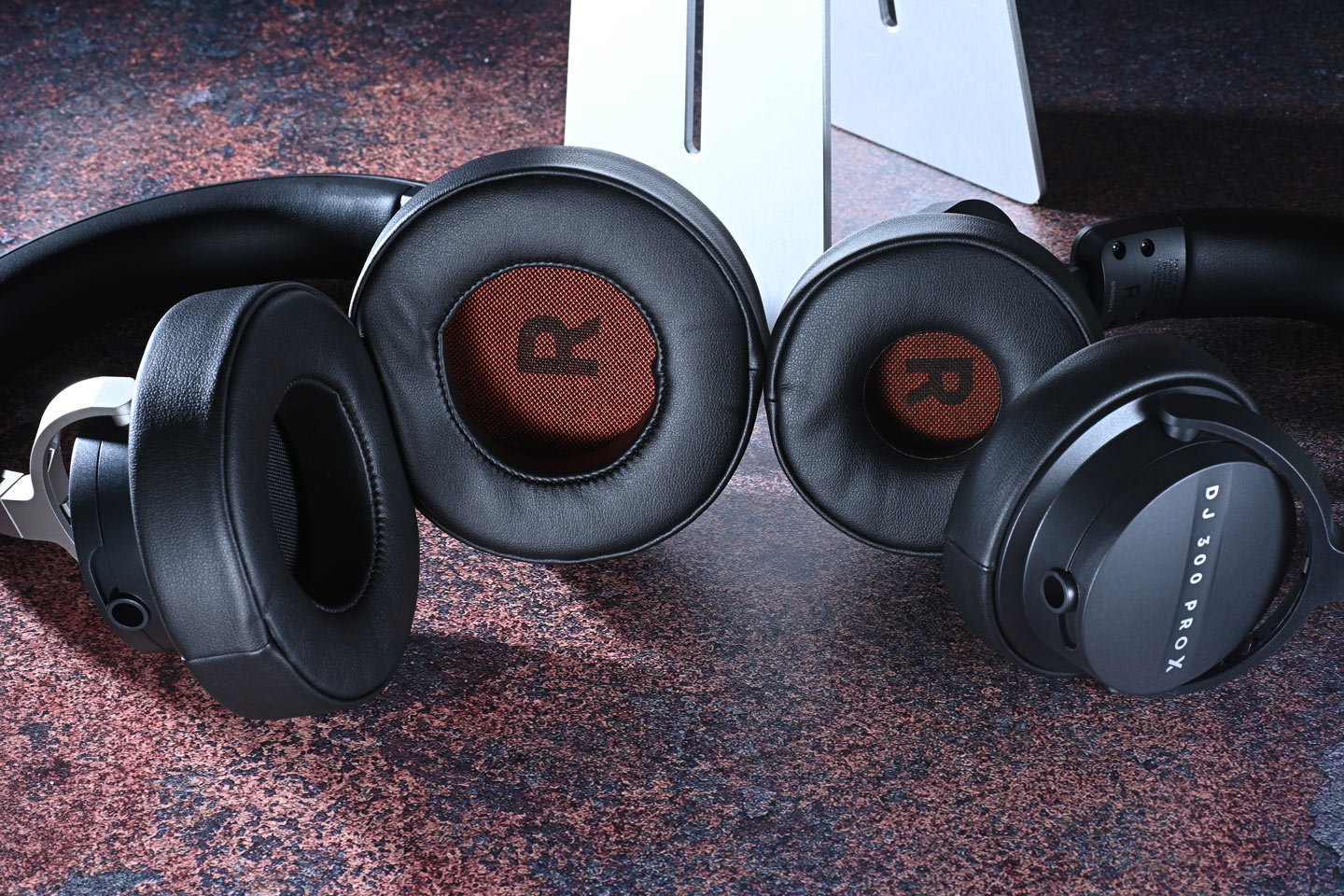 Beyerdynamic 多年來一直是音響愛好者和專業人士心中的經典品牌，2025 年底品牌帶來了 DJ 300 Pro X 及其更具個性化的 Pro X Club 版本，標誌著品牌重返 DJ 耳機領域。耳機不僅延續德國嚴謹的工藝傳統，更加入了靈活多變的佩戴設計，務求為 DJ 朋友帶來更貼合需求的專業裝備。