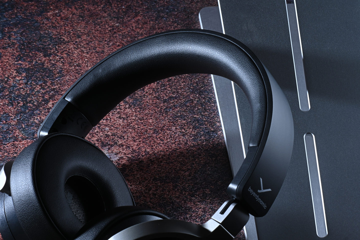 Beyerdynamic 多年來一直是音響愛好者和專業人士心中的經典品牌，2025 年底品牌帶來了 DJ 300 Pro X 及其更具個性化的 Pro X Club 版本，標誌著品牌重返 DJ 耳機領域。耳機不僅延續德國嚴謹的工藝傳統，更加入了靈活多變的佩戴設計，務求為 DJ 朋友帶來更貼合需求的專業裝備。