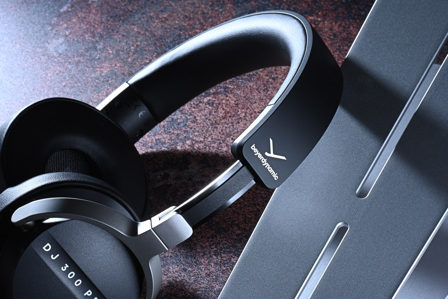Beyerdynamic 多年來一直是音響愛好者和專業人士心中的經典品牌，2025 年底品牌帶來了 DJ 300 Pro X 及其更具個性化的 Pro X Club 版本，標誌著品牌重返 DJ 耳機領域。耳機不僅延續德國嚴謹的工藝傳統，更加入了靈活多變的佩戴設計，務求為 DJ 朋友帶來更貼合需求的專業裝備。