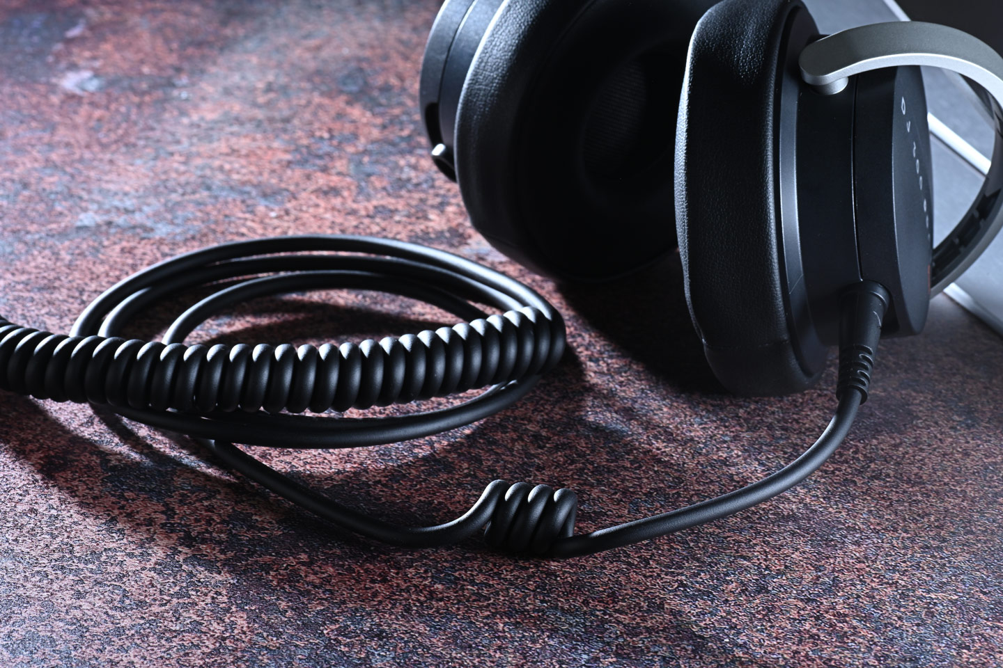Beyerdynamic 多年來一直是音響愛好者和專業人士心中的經典品牌，2025 年底品牌帶來了 DJ 300 Pro X 及其更具個性化的 Pro X Club 版本，標誌著品牌重返 DJ 耳機領域。耳機不僅延續德國嚴謹的工藝傳統，更加入了靈活多變的佩戴設計，務求為 DJ 朋友帶來更貼合需求的專業裝備。