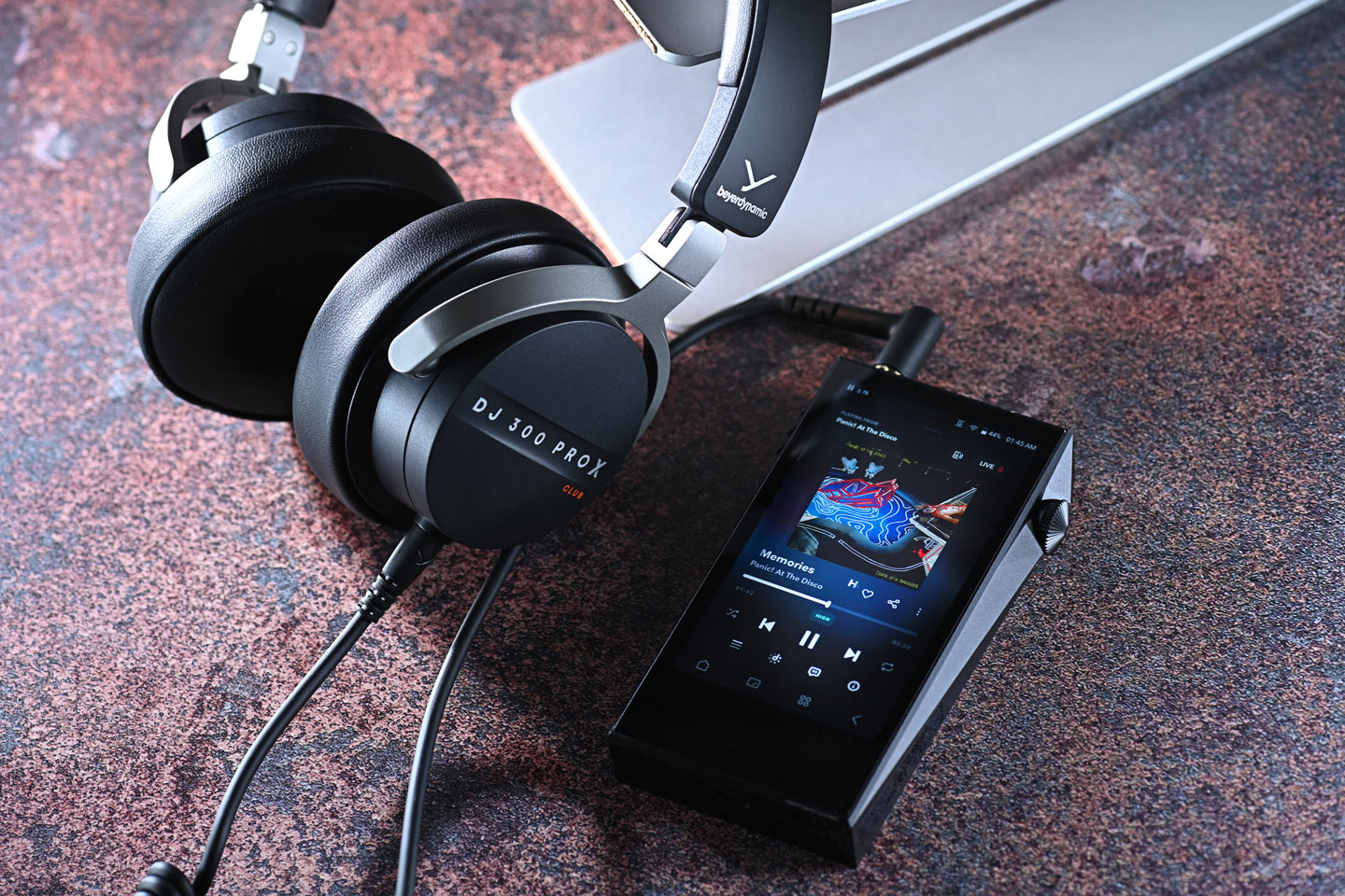 Beyerdynamic 多年來一直是音響愛好者和專業人士心中的經典品牌，2025 年底品牌帶來了 DJ 300 Pro X 及其更具個性化的 Pro X Club 版本，標誌著品牌重返 DJ 耳機領域。耳機不僅延續德國嚴謹的工藝傳統，更加入了靈活多變的佩戴設計，務求為 DJ 朋友帶來更貼合需求的專業裝備。