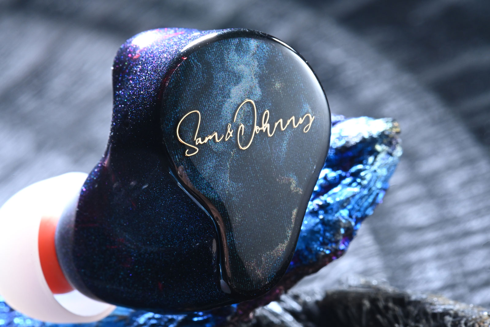 對於 Sam&Johnny（粵聲）這個品牌，大家可能不算很熟悉，但其實他們已有多年聲學技術積累。品牌成立於 2013 年，早年專注於舞台 Hi-Fi 解決方案，近年則將深厚的自研創新實力，傾注於真無線耳機領域。他們不僅首創了 12 單元純動鐵藍牙耳機，更憑藉多單元聲學架構與精密分頻技術，實現「打造音質最好的真無線耳機」的初心。這次我們就來體驗品牌旗下的兩款力作：旗艦級的 HMPro II（極光 II） 和均衡實力派 HM10（星芒），看看它們如何提升無線聆聽的品質。