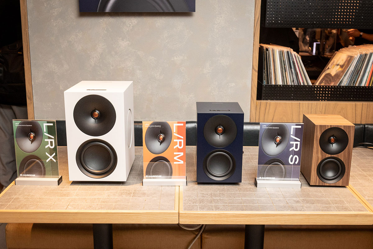 喜歡用兩聲道喇叭聽歌，又想同時享受到方便的網絡音樂串流，Cambridge Audio 最新推出的 L/R 系列主動式串流喇叭可說是為這類用家而設。外表是傳統兩聲道書架喇叭，內裡就搭載了自家功能齊備的 StreamMagic 音樂串流系統，簡單用手機操作、一對喇叭就可以盡情享受心愛音樂。