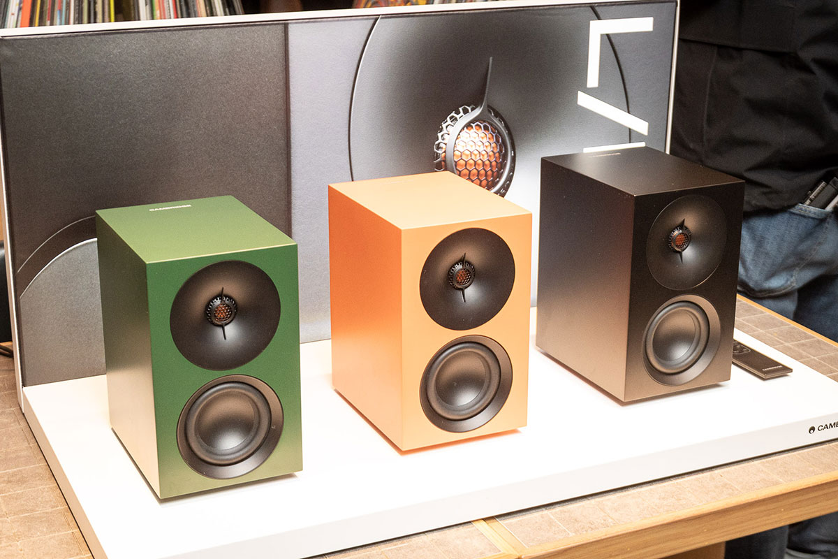 喜歡用兩聲道喇叭聽歌，又想同時享受到方便的網絡音樂串流，Cambridge Audio 最新推出的 L/R 系列主動式串流喇叭可說是為這類用家而設。外表是傳統兩聲道書架喇叭，內裡就搭載了自家功能齊備的 StreamMagic 音樂串流系統，簡單用手機操作、一對喇叭就可以盡情享受心愛音樂。