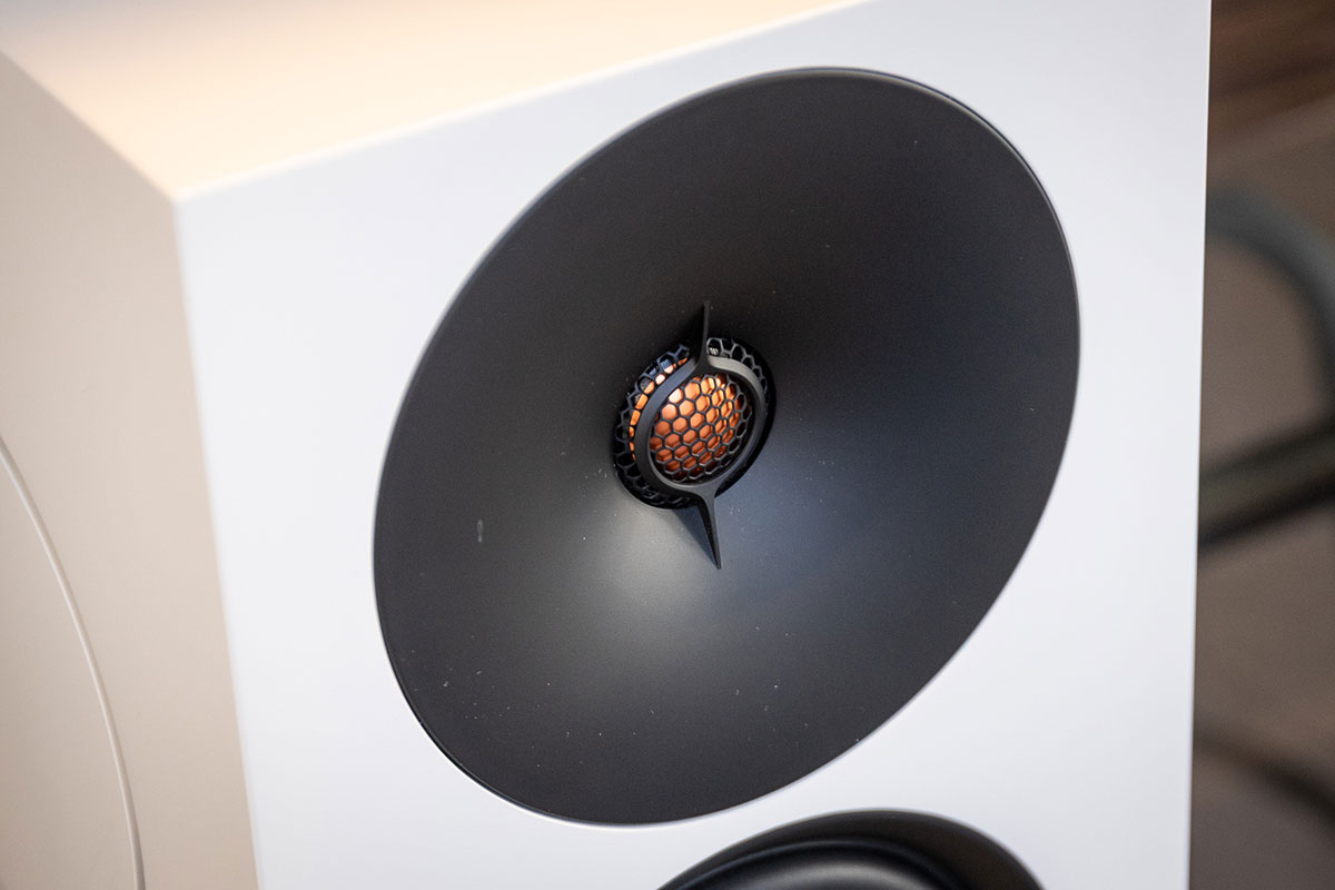喜歡用兩聲道喇叭聽歌，又想同時享受到方便的網絡音樂串流，Cambridge Audio 最新推出的 L/R 系列主動式串流喇叭可說是為這類用家而設。外表是傳統兩聲道書架喇叭，內裡就搭載了自家功能齊備的 StreamMagic 音樂串流系統，簡單用手機操作、一對喇叭就可以盡情享受心愛音樂。