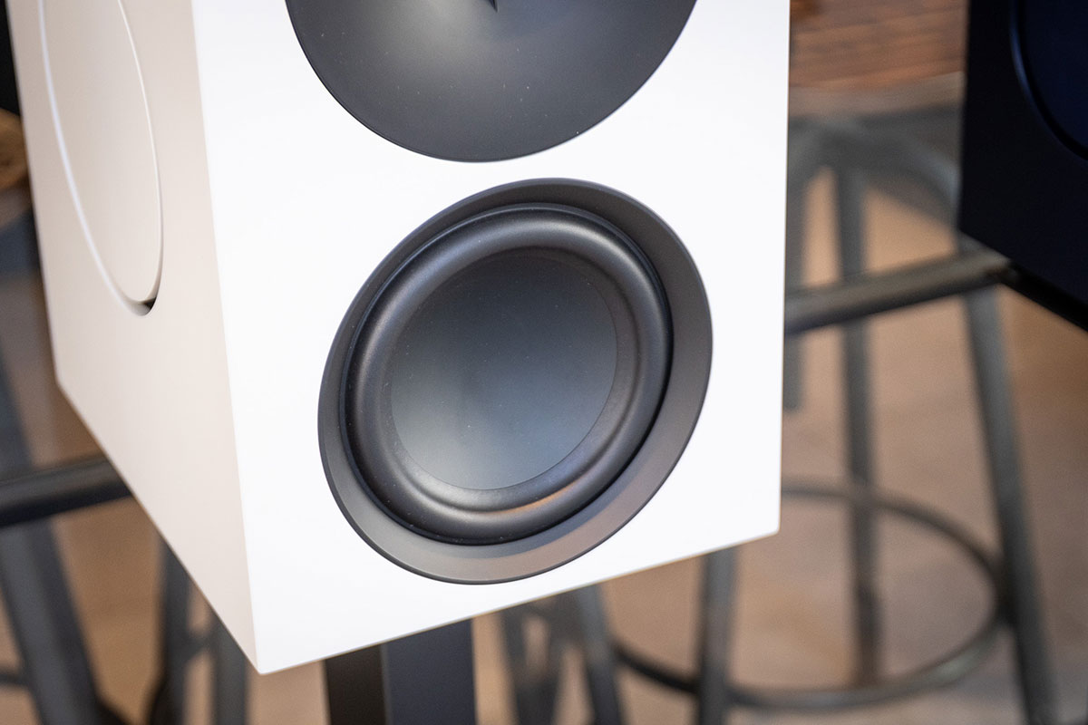 喜歡用兩聲道喇叭聽歌，又想同時享受到方便的網絡音樂串流，Cambridge Audio 最新推出的 L/R 系列主動式串流喇叭可說是為這類用家而設。外表是傳統兩聲道書架喇叭，內裡就搭載了自家功能齊備的 StreamMagic 音樂串流系統，簡單用手機操作、一對喇叭就可以盡情享受心愛音樂。
