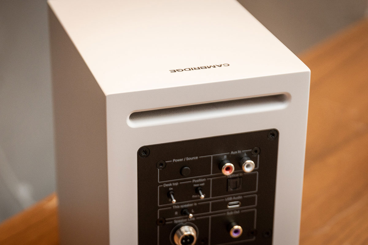 喜歡用兩聲道喇叭聽歌，又想同時享受到方便的網絡音樂串流，Cambridge Audio 最新推出的 L/R 系列主動式串流喇叭可說是為這類用家而設。外表是傳統兩聲道書架喇叭，內裡就搭載了自家功能齊備的 StreamMagic 音樂串流系統，簡單用手機操作、一對喇叭就可以盡情享受心愛音樂。