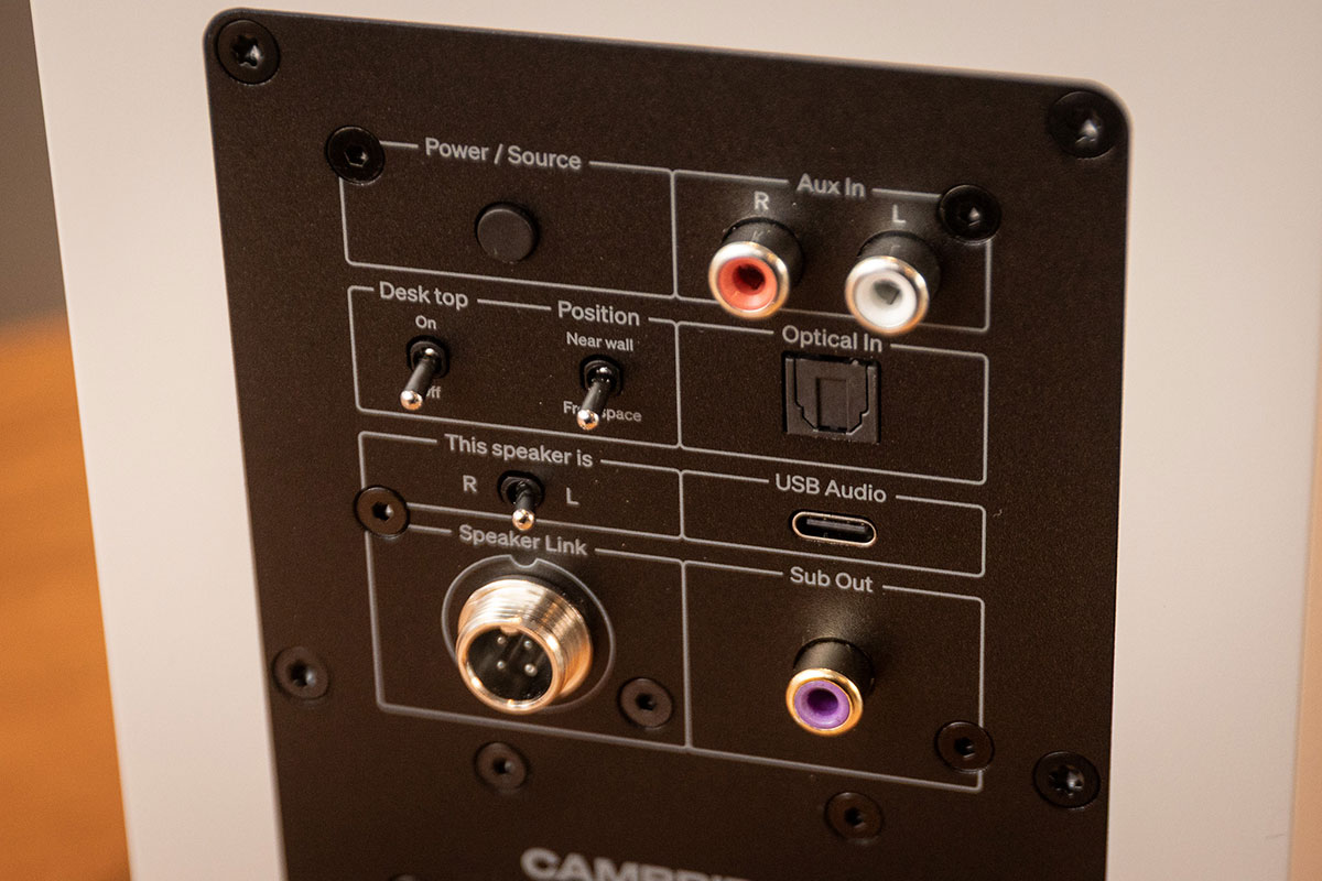 喜歡用兩聲道喇叭聽歌，又想同時享受到方便的網絡音樂串流，Cambridge Audio 最新推出的 L/R 系列主動式串流喇叭可說是為這類用家而設。外表是傳統兩聲道書架喇叭，內裡就搭載了自家功能齊備的 StreamMagic 音樂串流系統，簡單用手機操作、一對喇叭就可以盡情享受心愛音樂。