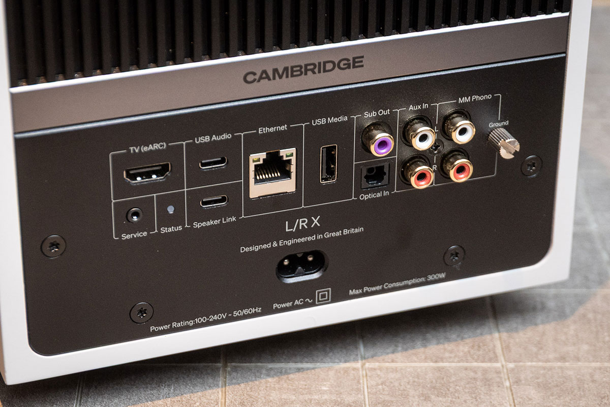 喜歡用兩聲道喇叭聽歌，又想同時享受到方便的網絡音樂串流，Cambridge Audio 最新推出的 L/R 系列主動式串流喇叭可說是為這類用家而設。外表是傳統兩聲道書架喇叭，內裡就搭載了自家功能齊備的 StreamMagic 音樂串流系統，簡單用手機操作、一對喇叭就可以盡情享受心愛音樂。