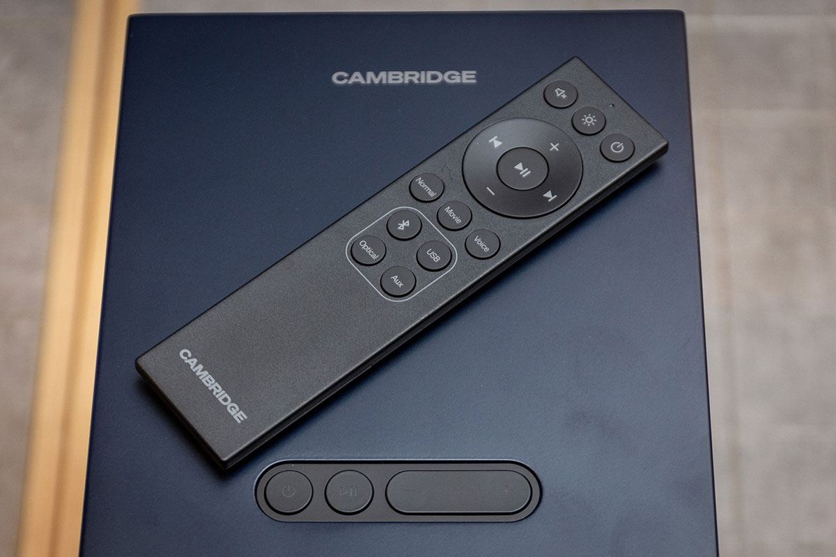 喜歡用兩聲道喇叭聽歌，又想同時享受到方便的網絡音樂串流，Cambridge Audio 最新推出的 L/R 系列主動式串流喇叭可說是為這類用家而設。外表是傳統兩聲道書架喇叭，內裡就搭載了自家功能齊備的 StreamMagic 音樂串流系統，簡單用手機操作、一對喇叭就可以盡情享受心愛音樂。