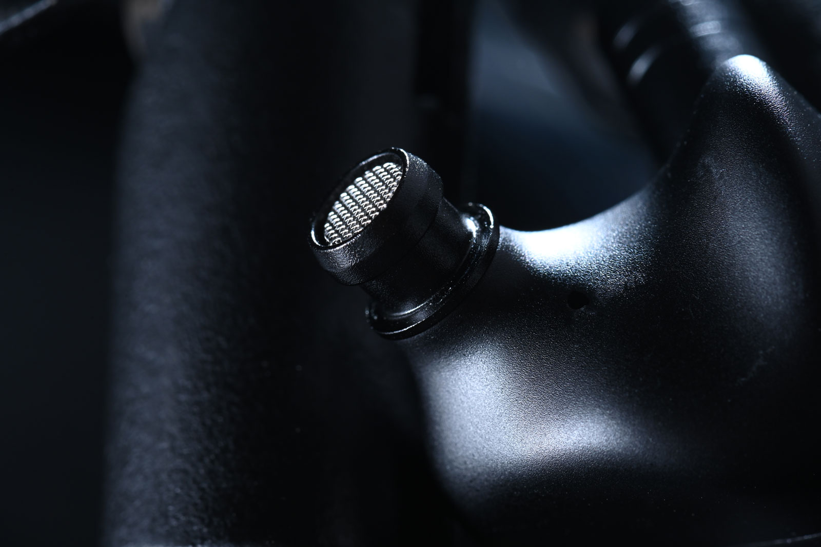 Fosi Audio 一直以「高性價比、實用」見稱，無論桌上型擴音機還是隨身解碼產品，都能在親民價位中交出超乎預期的聲音表現。IM4 作為品牌首款入耳式耳機，自然教人非常期待和好奇。
IM4 的命名源自「I am for」的諧音，帶有一種宣言式的意味：為音樂、為信念、為聆聽者而生。從設計、用料到聲音取向，IM4 都明確地走向「均衡、自然、耐聽」這條路線。研發團隊在聲學結構上反覆修正，並廣泛收集資深玩家的實際聽感回饋，目標是製作出一款能長時間聆聽、同時又具備跨曲風適應力的全能型入耳式耳機。
