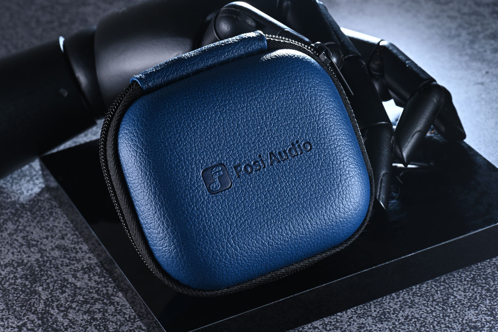Fosi Audio 一直以「高性價比、實用」見稱，無論桌上型擴音機還是隨身解碼產品，都能在親民價位中交出超乎預期的聲音表現。IM4 作為品牌首款入耳式耳機，自然教人非常期待和好奇。
IM4 的命名源自「I am for」的諧音，帶有一種宣言式的意味：為音樂、為信念、為聆聽者而生。從設計、用料到聲音取向，IM4 都明確地走向「均衡、自然、耐聽」這條路線。研發團隊在聲學結構上反覆修正，並廣泛收集資深玩家的實際聽感回饋，目標是製作出一款能長時間聆聽、同時又具備跨曲風適應力的全能型入耳式耳機。