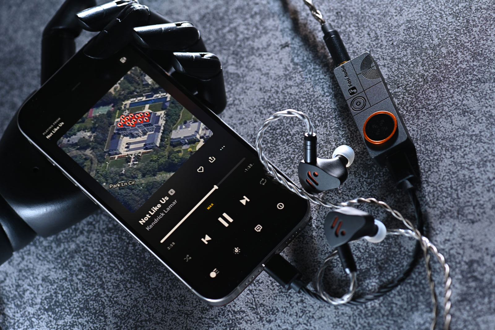 Fosi Audio 一直以「高性價比、實用」見稱，無論桌上型擴音機還是隨身解碼產品，都能在親民價位中交出超乎預期的聲音表現。IM4 作為品牌首款入耳式耳機，自然教人非常期待和好奇。
IM4 的命名源自「I am for」的諧音，帶有一種宣言式的意味：為音樂、為信念、為聆聽者而生。從設計、用料到聲音取向，IM4 都明確地走向「均衡、自然、耐聽」這條路線。研發團隊在聲學結構上反覆修正，並廣泛收集資深玩家的實際聽感回饋，目標是製作出一款能長時間聆聽、同時又具備跨曲風適應力的全能型入耳式耳機。