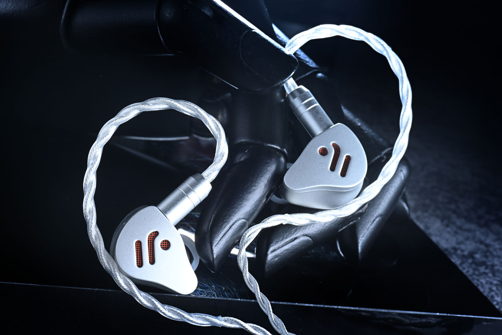 Fosi Audio 一直以「高性價比、實用」見稱，無論桌上型擴音機還是隨身解碼產品，都能在親民價位中交出超乎預期的聲音表現。IM4 作為品牌首款入耳式耳機，自然教人非常期待和好奇。
IM4 的命名源自「I am for」的諧音，帶有一種宣言式的意味：為音樂、為信念、為聆聽者而生。從設計、用料到聲音取向，IM4 都明確地走向「均衡、自然、耐聽」這條路線。研發團隊在聲學結構上反覆修正，並廣泛收集資深玩家的實際聽感回饋，目標是製作出一款能長時間聆聽、同時又具備跨曲風適應力的全能型入耳式耳機。