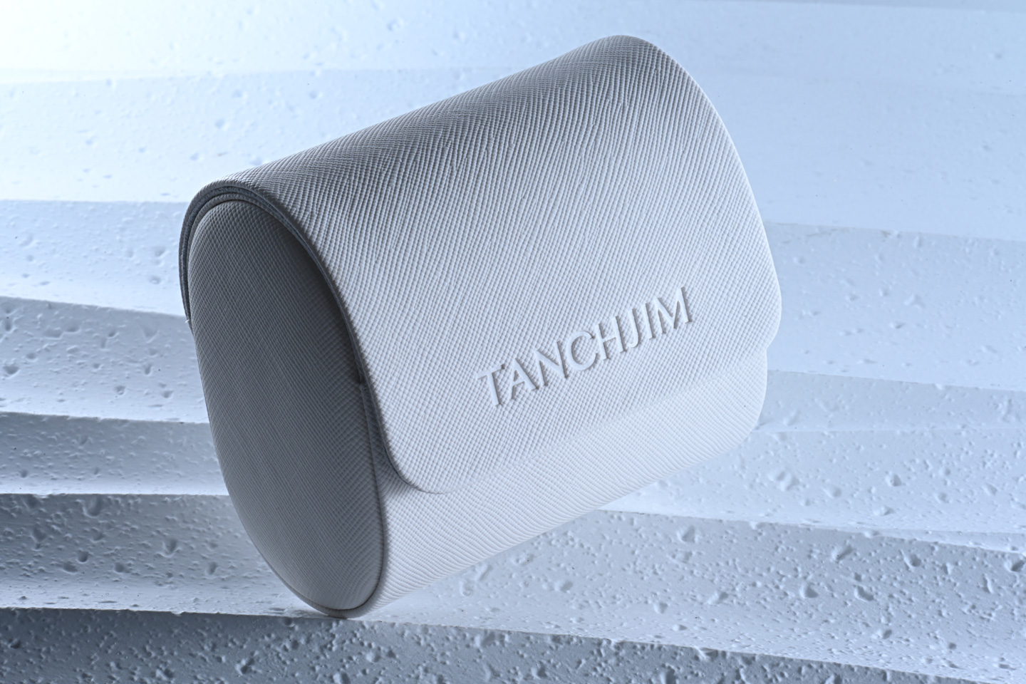 對於剛踏入發燒耳機世界的用家來說，Tanchjim（天使吉米）Fola 動圈單元耳機配搭 Stargate II 隨身解碼耳擴，無疑是一套性價比極高的娛樂組合。兩者合共約 $1,500，既適合打機，也能滿足日常聽歌和睇戲的需求。Stargate II 透過專屬手機 App 提供多種音效調節，讓遊戲及電影聲效更具層次感和空間感，帶來更沉浸的娛樂體驗。
