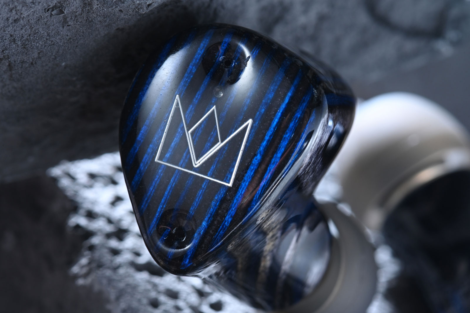 由聽力學博士 Dr. John Moulton 創辦的耳機品牌 Noble Audio，2023 年推出了首款主打「Hi-Fi 級音質」的真無線耳機 FoKus Prestige TWS，廣獲好評。經過兩年多時間的研發與調校後，品牌終於帶來續作 FoKus Prestige Encore，當中「Encore」一字象徵「加演」，意味著這次並非單純「換代」，而是一次更成熟、更完整的聲音再進化。