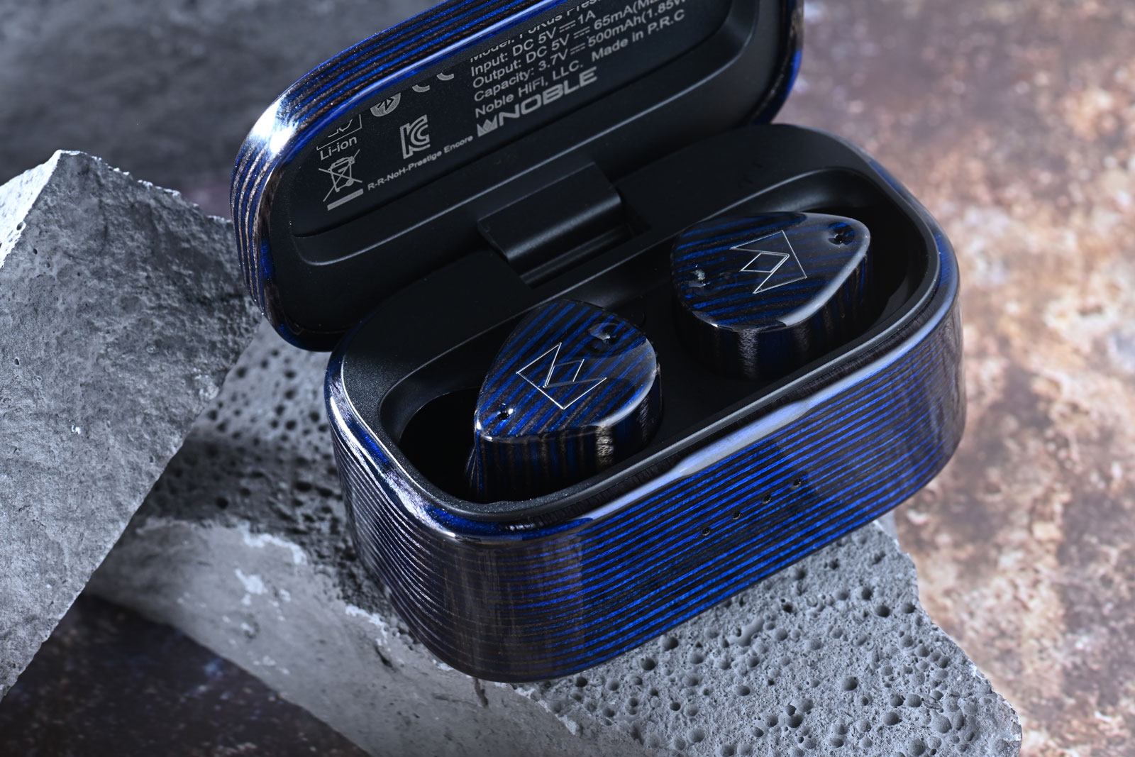 由聽力學博士 Dr. John Moulton 創辦的耳機品牌 Noble Audio，2023 年推出了首款主打「Hi-Fi 級音質」的真無線耳機 FoKus Prestige TWS，廣獲好評。經過兩年多時間的研發與調校後，品牌終於帶來續作 FoKus Prestige Encore，當中「Encore」一字象徵「加演」，意味著這次並非單純「換代」，而是一次更成熟、更完整的聲音再進化。
