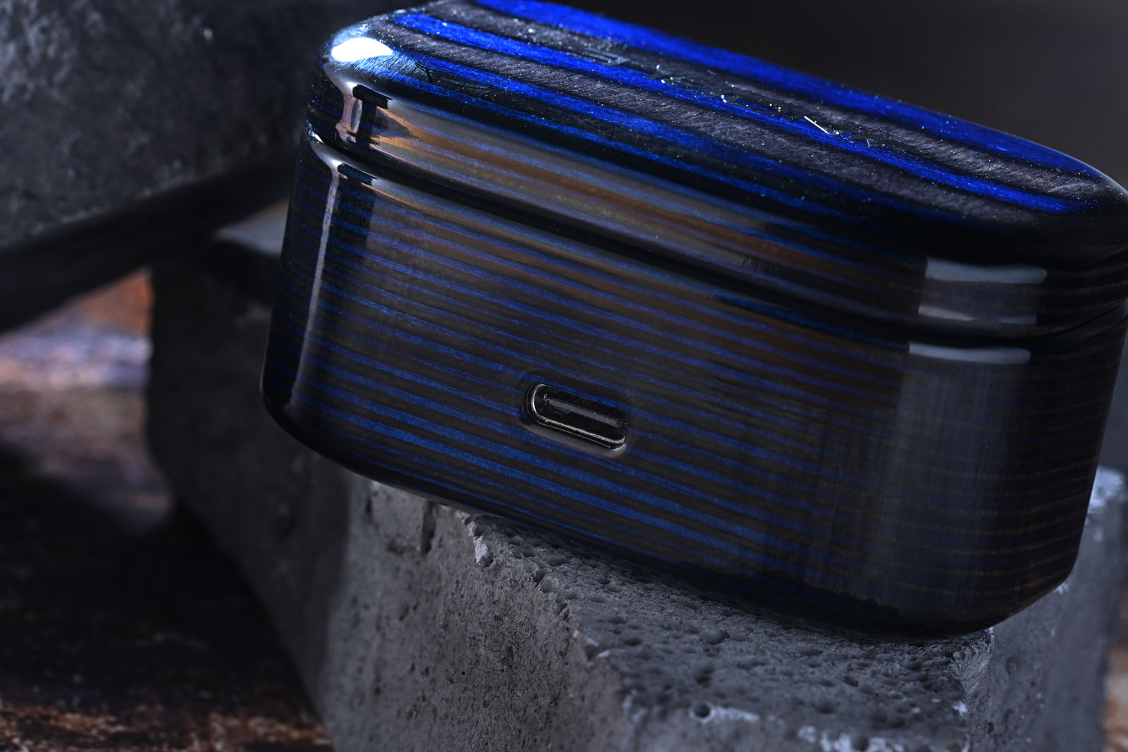 由聽力學博士 Dr. John Moulton 創辦的耳機品牌 Noble Audio，2023 年推出了首款主打「Hi-Fi 級音質」的真無線耳機 FoKus Prestige TWS，廣獲好評。經過兩年多時間的研發與調校後，品牌終於帶來續作 FoKus Prestige Encore，當中「Encore」一字象徵「加演」，意味著這次並非單純「換代」，而是一次更成熟、更完整的聲音再進化。