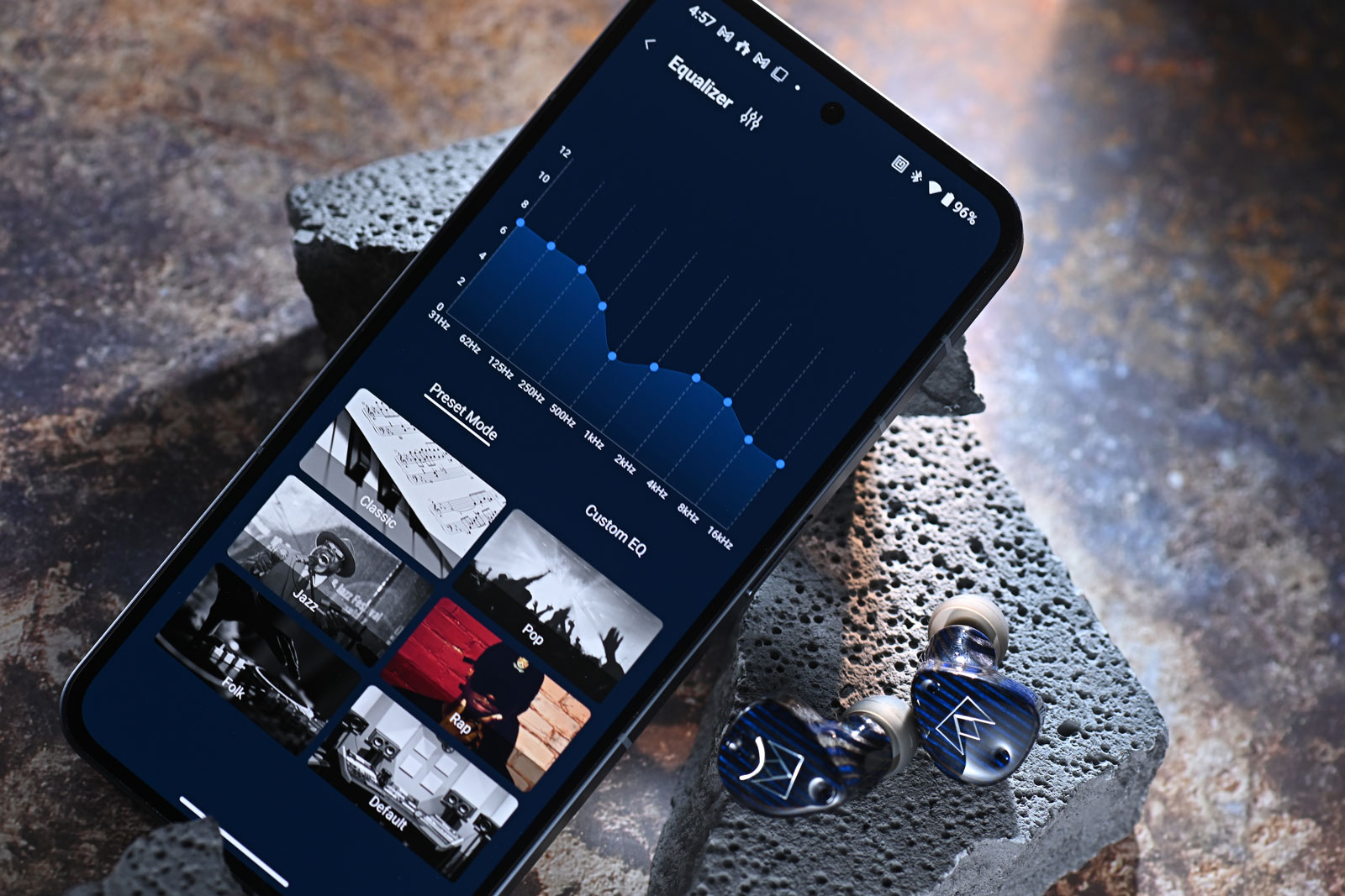 由聽力學博士 Dr. John Moulton 創辦的耳機品牌 Noble Audio，2023 年推出了首款主打「Hi-Fi 級音質」的真無線耳機 FoKus Prestige TWS，廣獲好評。經過兩年多時間的研發與調校後，品牌終於帶來續作 FoKus Prestige Encore，當中「Encore」一字象徵「加演」，意味著這次並非單純「換代」，而是一次更成熟、更完整的聲音再進化。