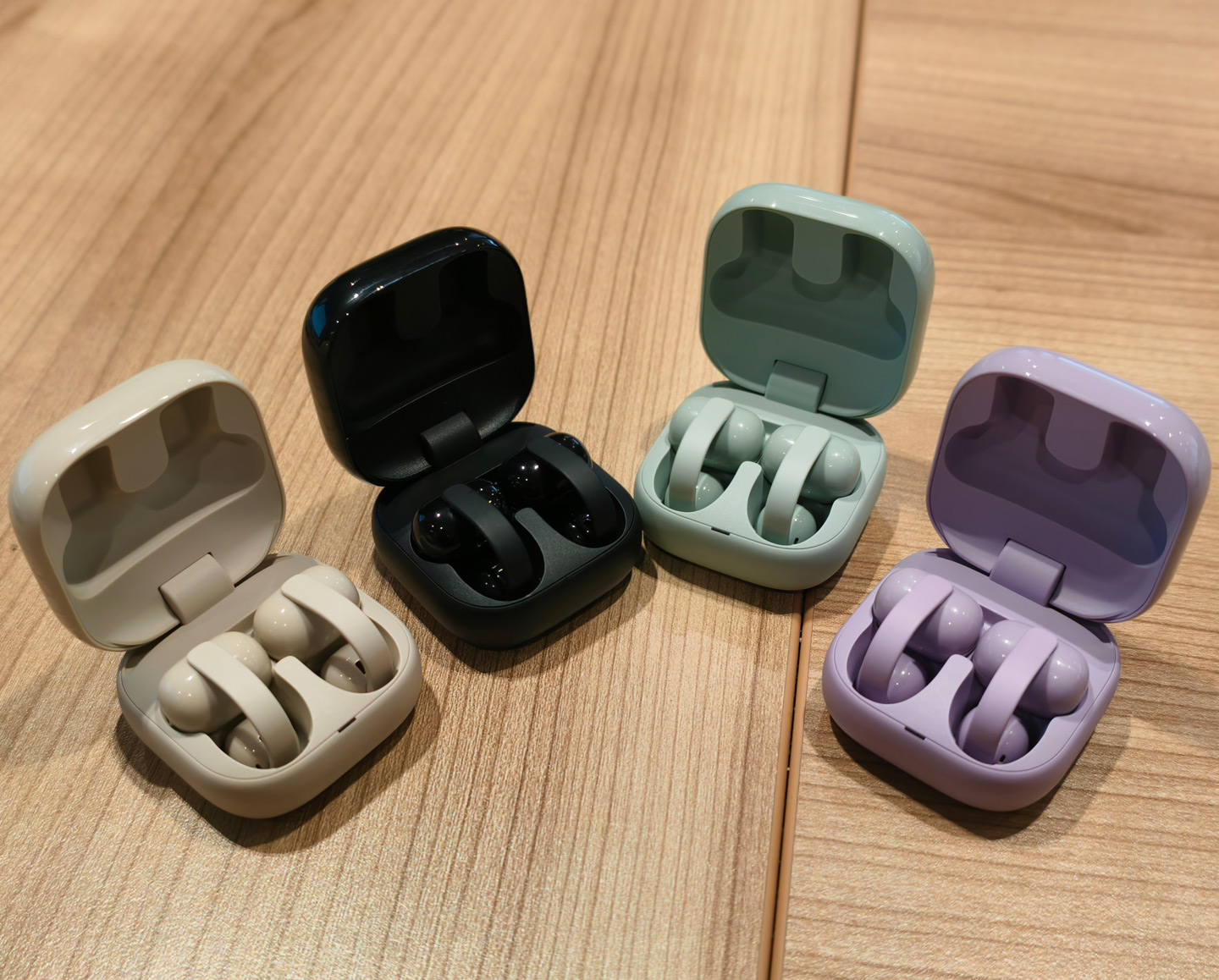 Sony 最新推出的 LinkBuds Clip 無線開放式耳機，採用耳夾式設計，讓用家在享受音樂的同時，仍能清晰感知周遭環境，不用完全隔絕外界聲音，保持自然互動感。