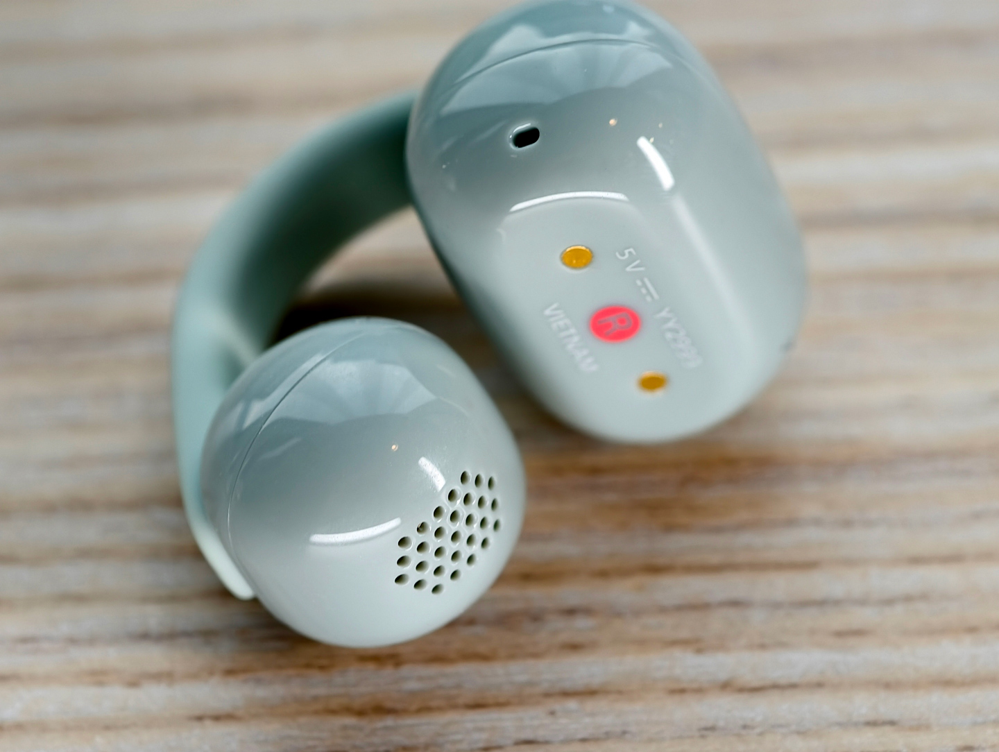 Sony 最新推出的 LinkBuds Clip 無線開放式耳機，採用耳夾式設計，讓用家在享受音樂的同時，仍能清晰感知周遭環境，不用完全隔絕外界聲音，保持自然互動感。