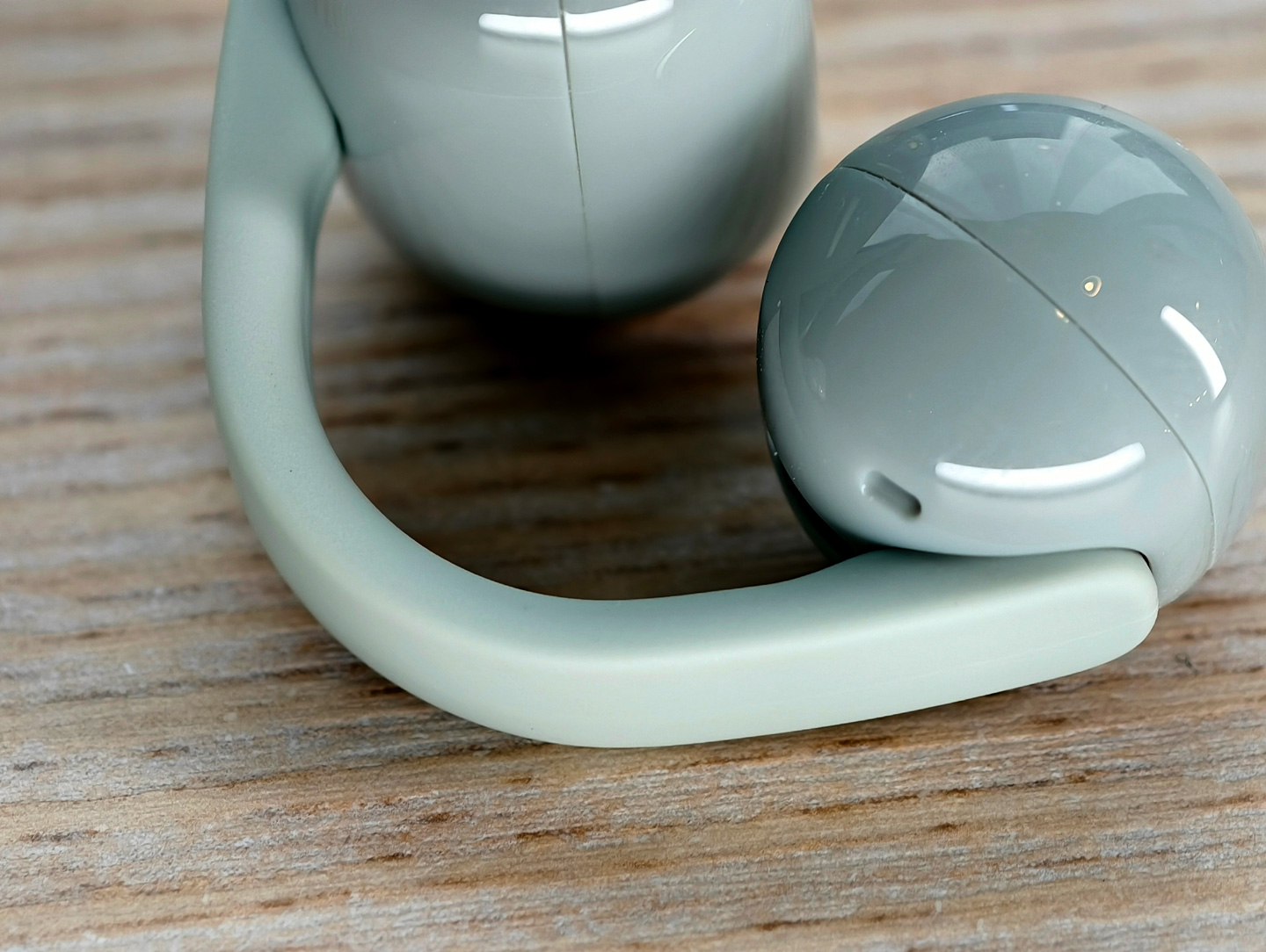 Sony 最新推出的 LinkBuds Clip 無線開放式耳機，採用耳夾式設計，讓用家在享受音樂的同時，仍能清晰感知周遭環境，不用完全隔絕外界聲音，保持自然互動感。